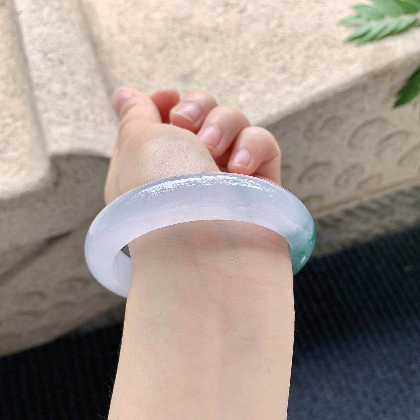 正圈57 58 【圈口】58.5/13.6/9.3 【编码】N2040929 【描述】糯冰椿彩，水润，种老，细腻，无纹裂