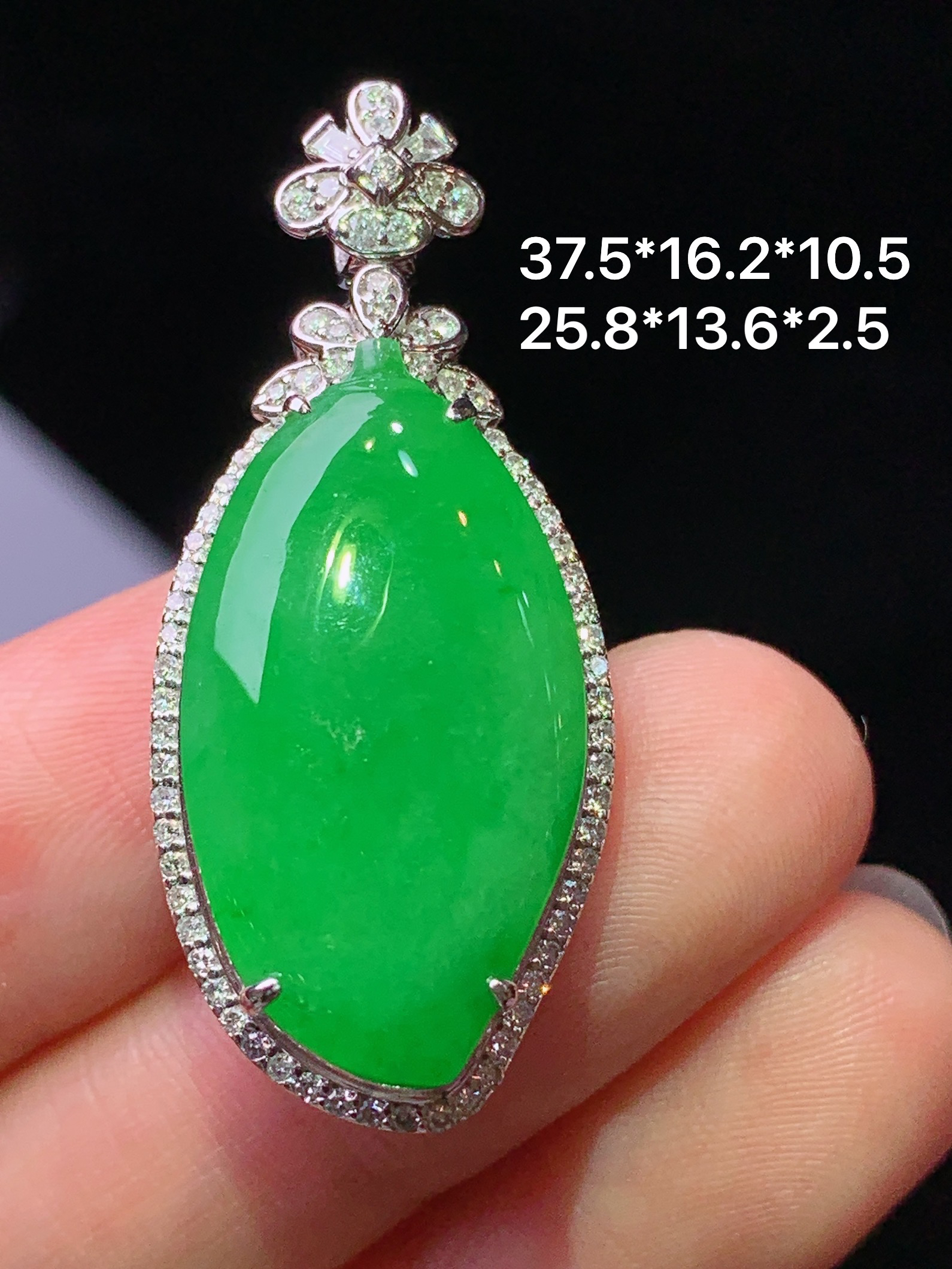 18k金钻镶嵌满绿福瓜吊坠 玉质细腻 色泽艳丽清新 水润亮眼 整体尺寸37.5*16.2*10.5L2