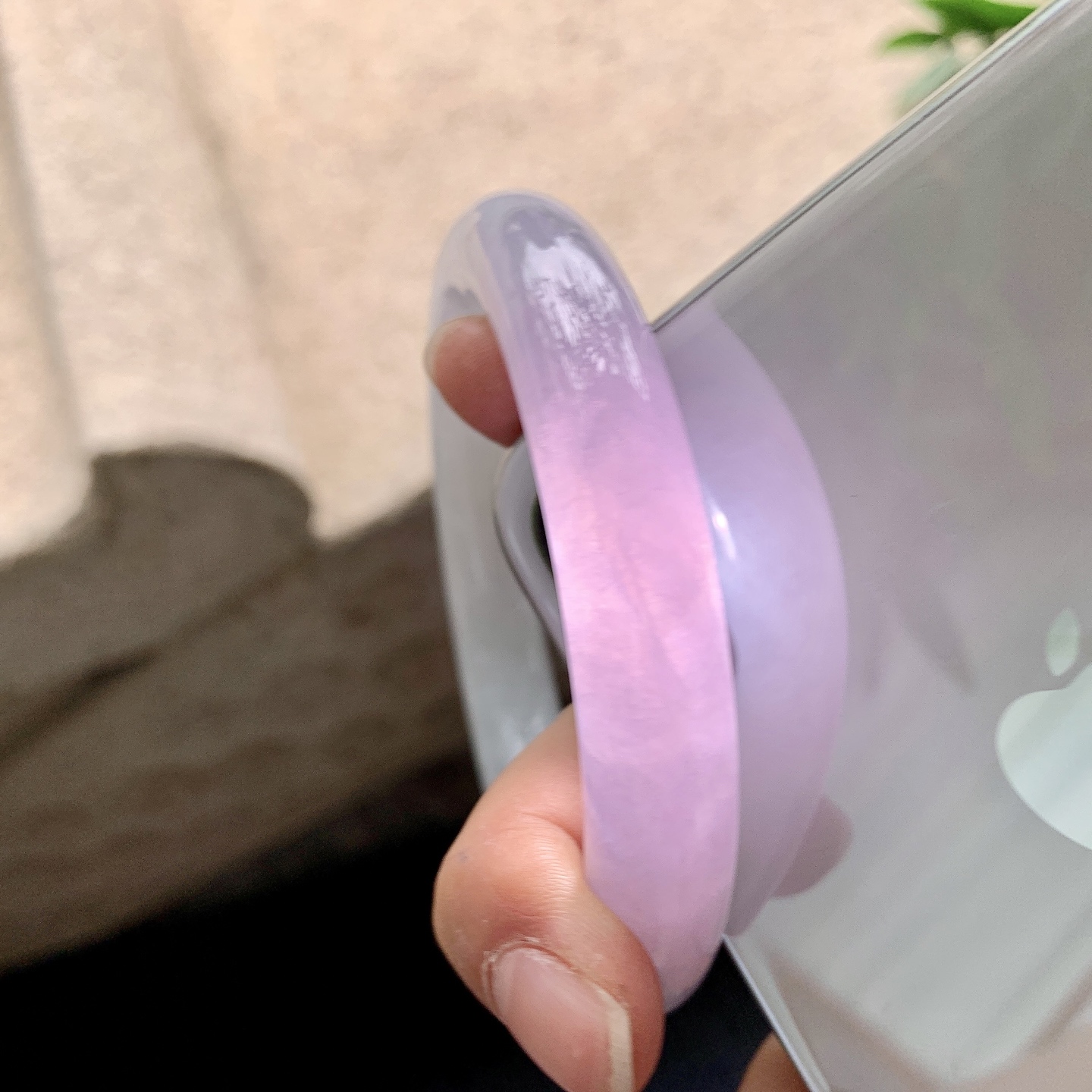 圆条57 58【圈口】58.7/12/11.8【编码】BA040909【描述】糯冰艳紫，水润，种老，细腻，有纹线