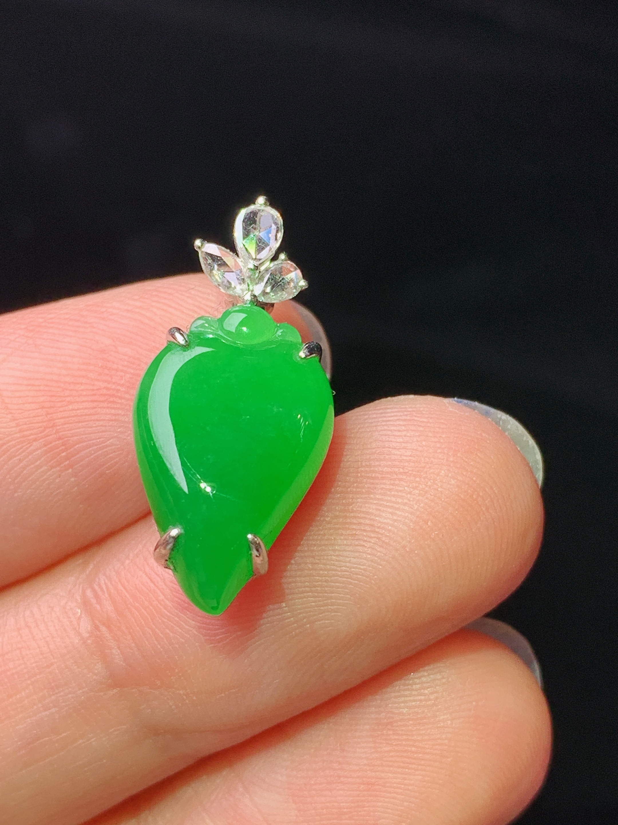 18k金钻镶嵌满绿福瓜吊坠 玉质细腻 色泽艳丽清新 水润亮眼 整体尺寸22*10.3*7c2