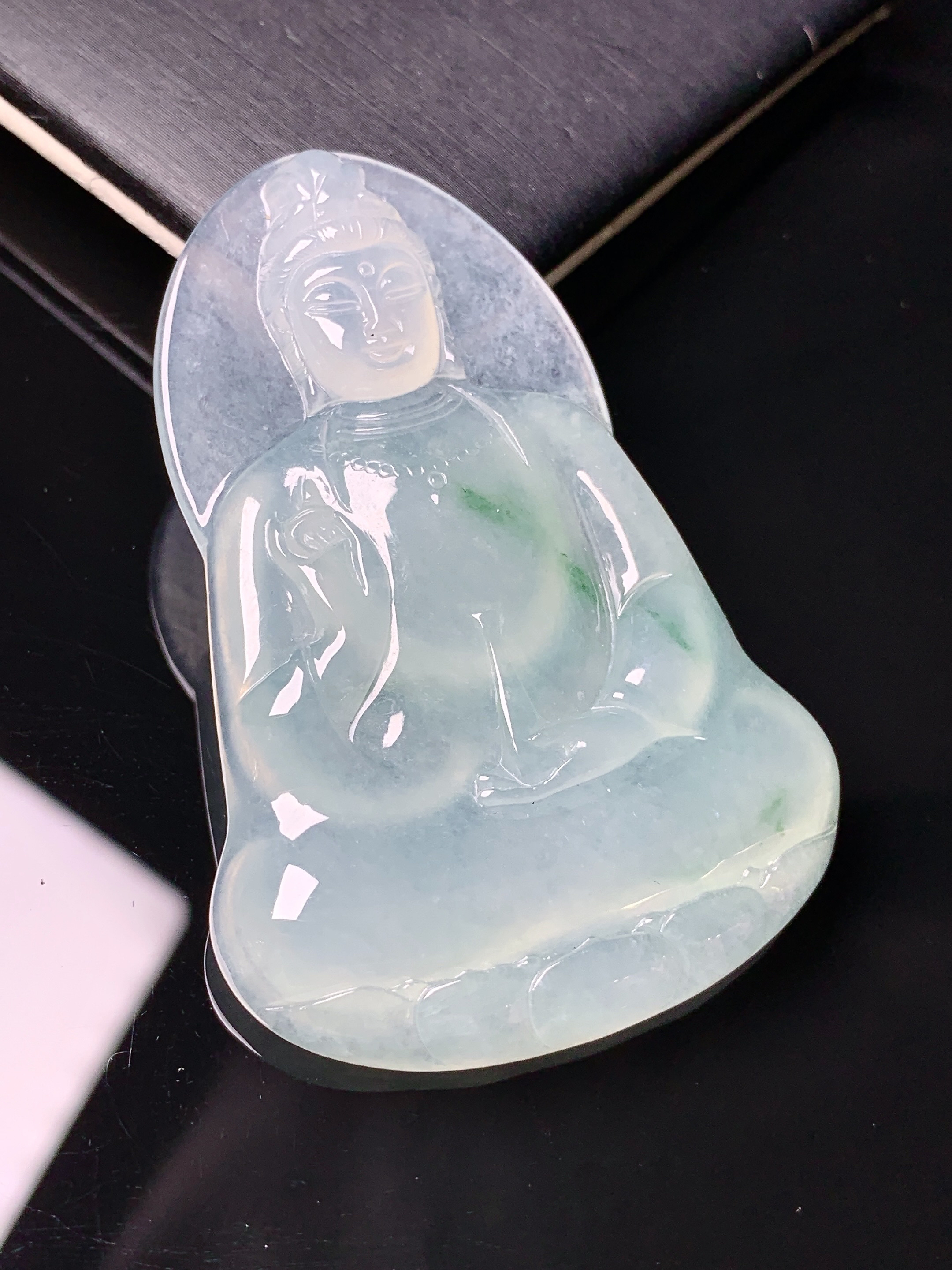 冰种飘绿素衣观音菩萨吊坠 玉质细腻 色泽艳丽清新 水润亮眼 整体尺寸54.3*37.3*5.8a2