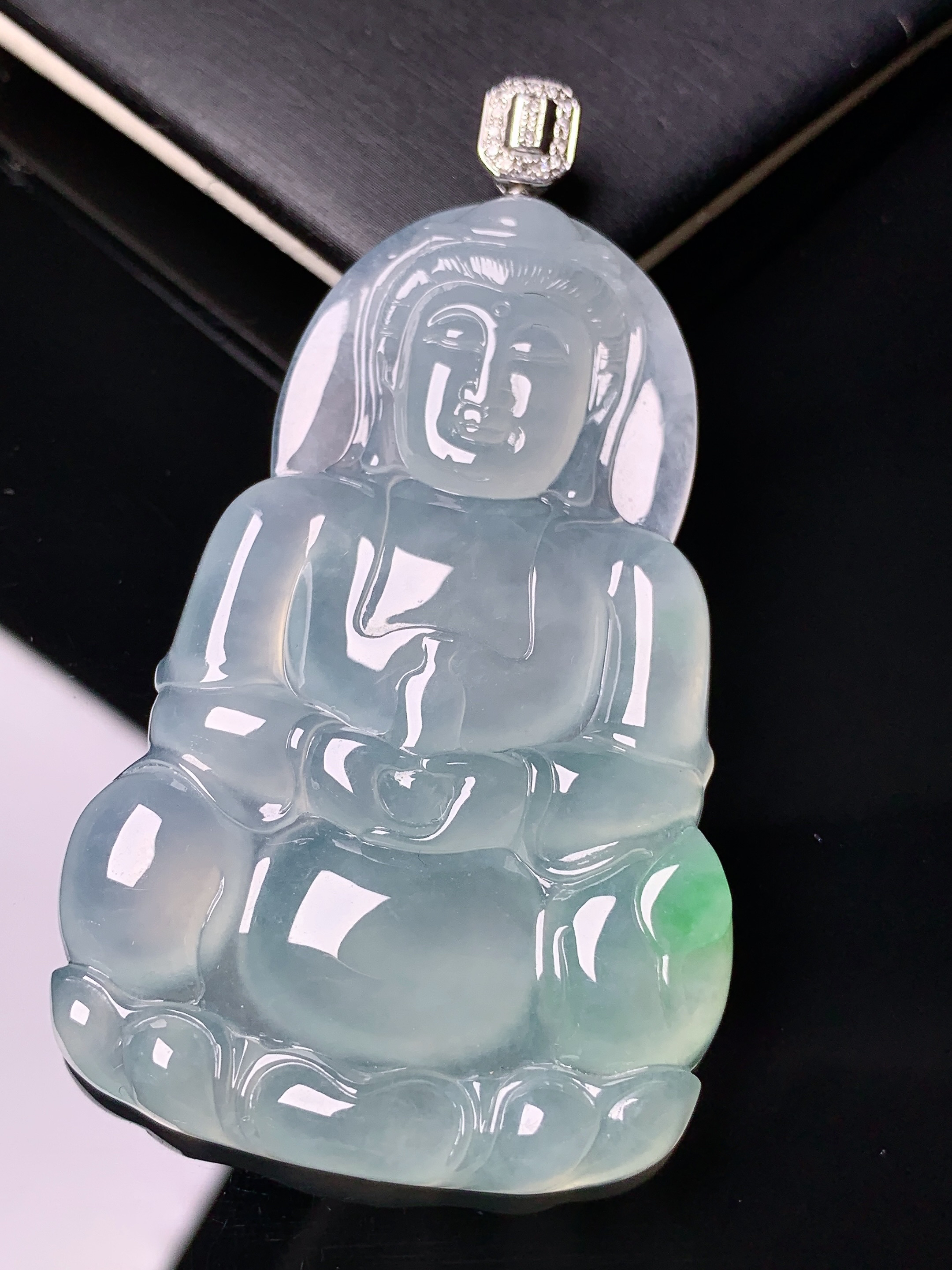 18k金钻镶嵌冰种飘绿观音菩萨吊坠 玉质细腻 色泽艳丽清新 水润亮眼 整体尺寸66.8*37.2*5