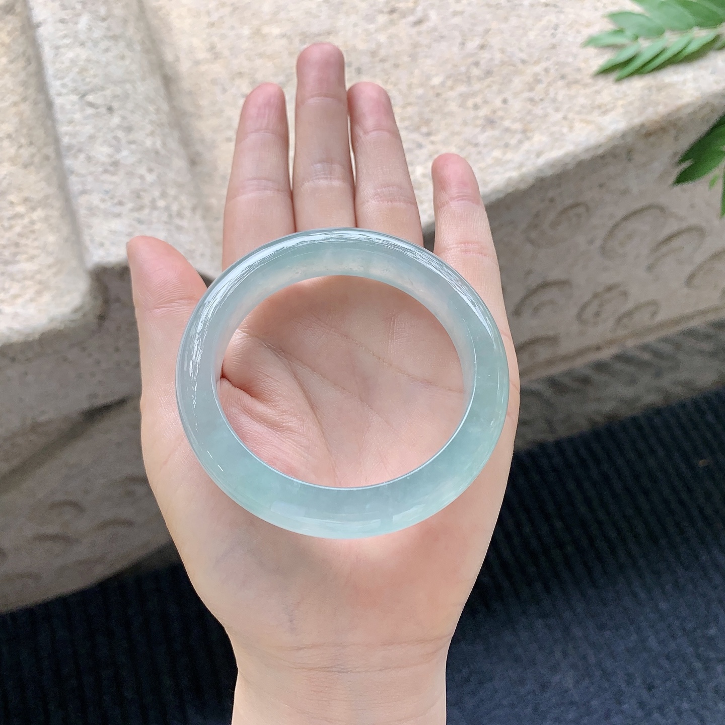 正圈53 54【圈口】54.2/12.2/8.8【编码】C5040939【描述】冰糯晴绿，清透，水润，种老，细腻，打灯有絮线