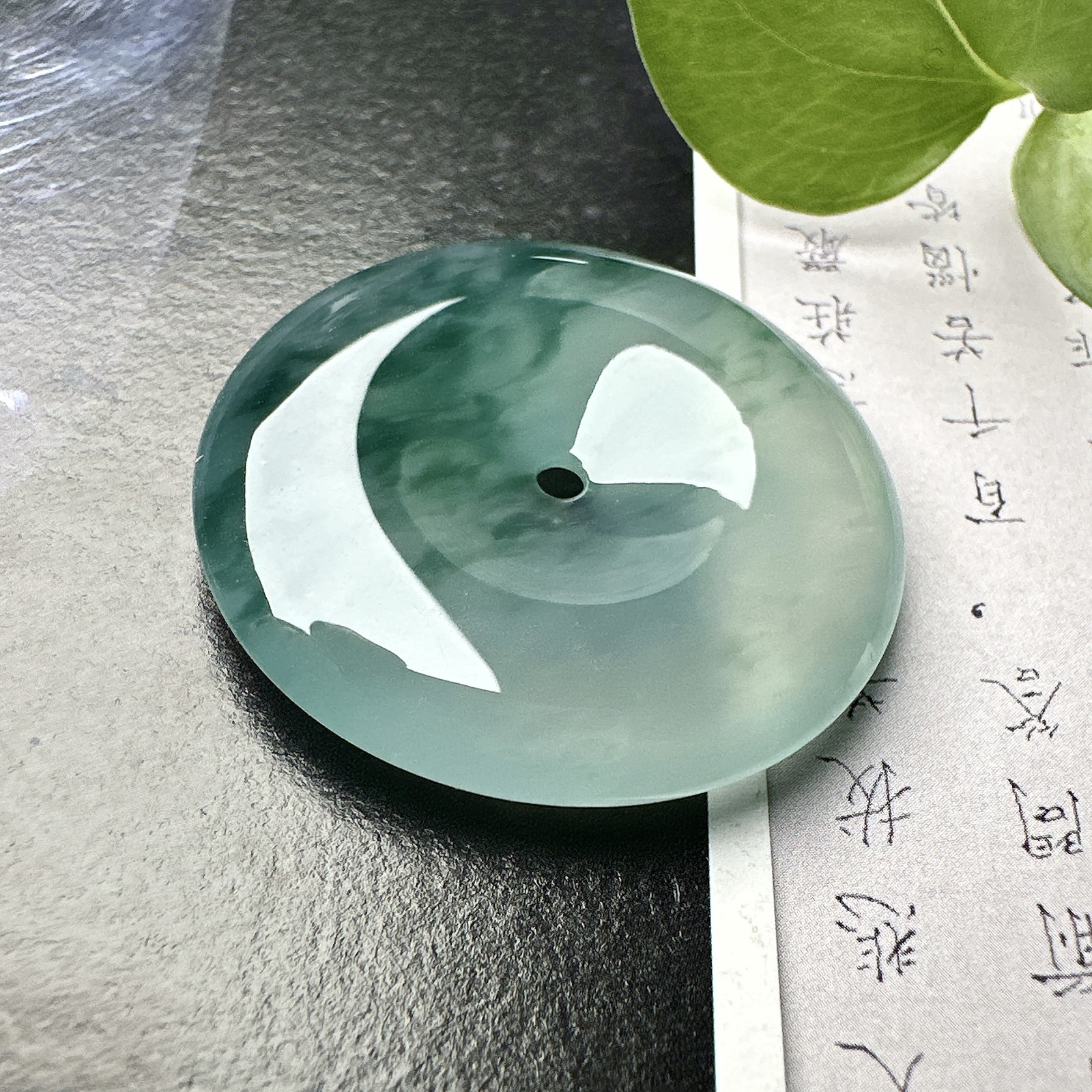 【冰种飘花平安扣】质地非常细腻干净，冰润十足，种老冰透，收藏品质