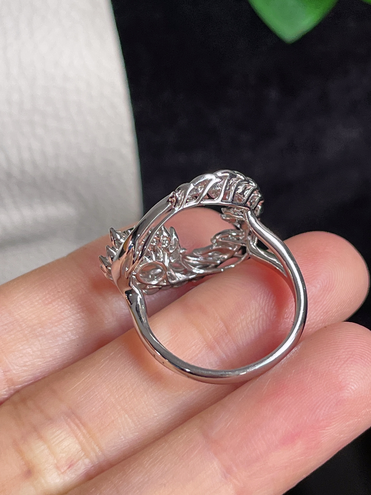 18k金 豪镶翡翠冰糯种绿色戒指