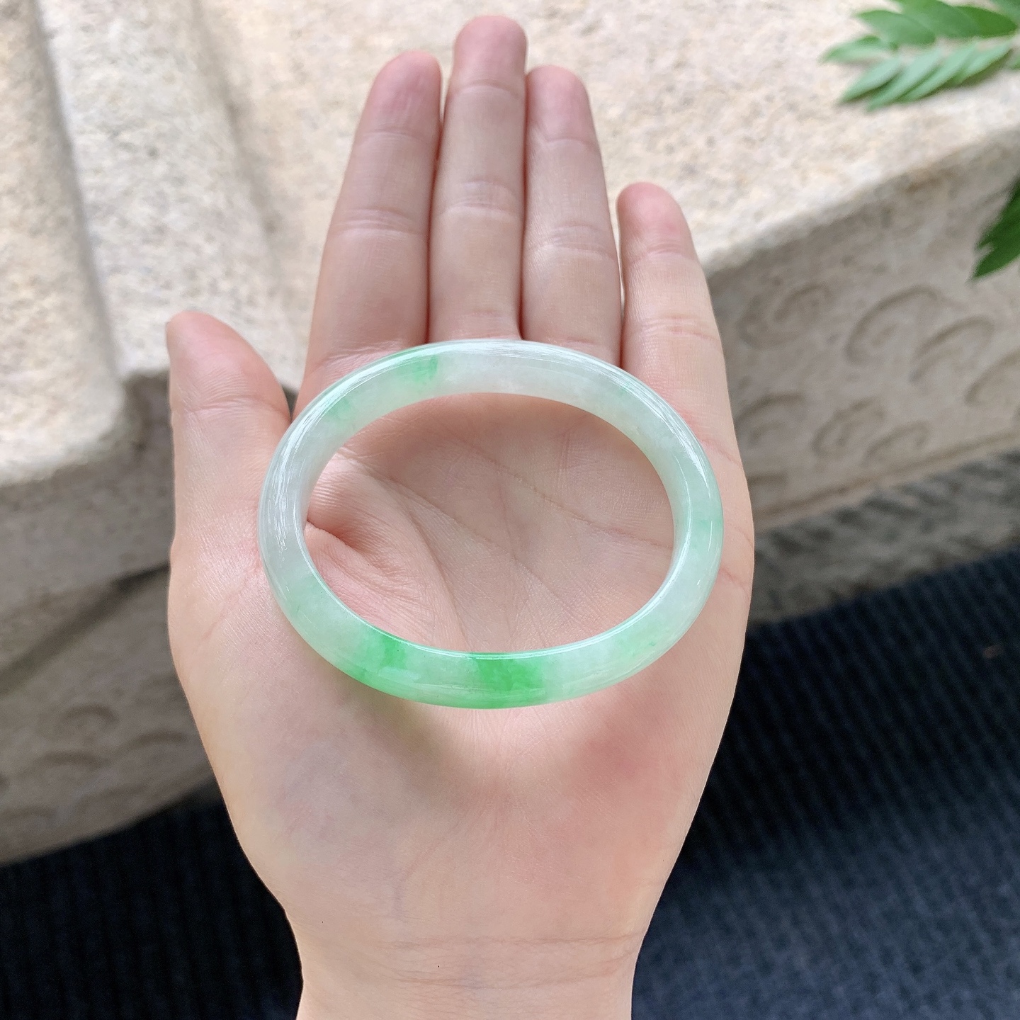 贵妃51 52【圈口】52.2/44/8.7/6.2【编码】GL040946【描述】糯冰种飘绿，水润，种老，细腻，打灯有纹线