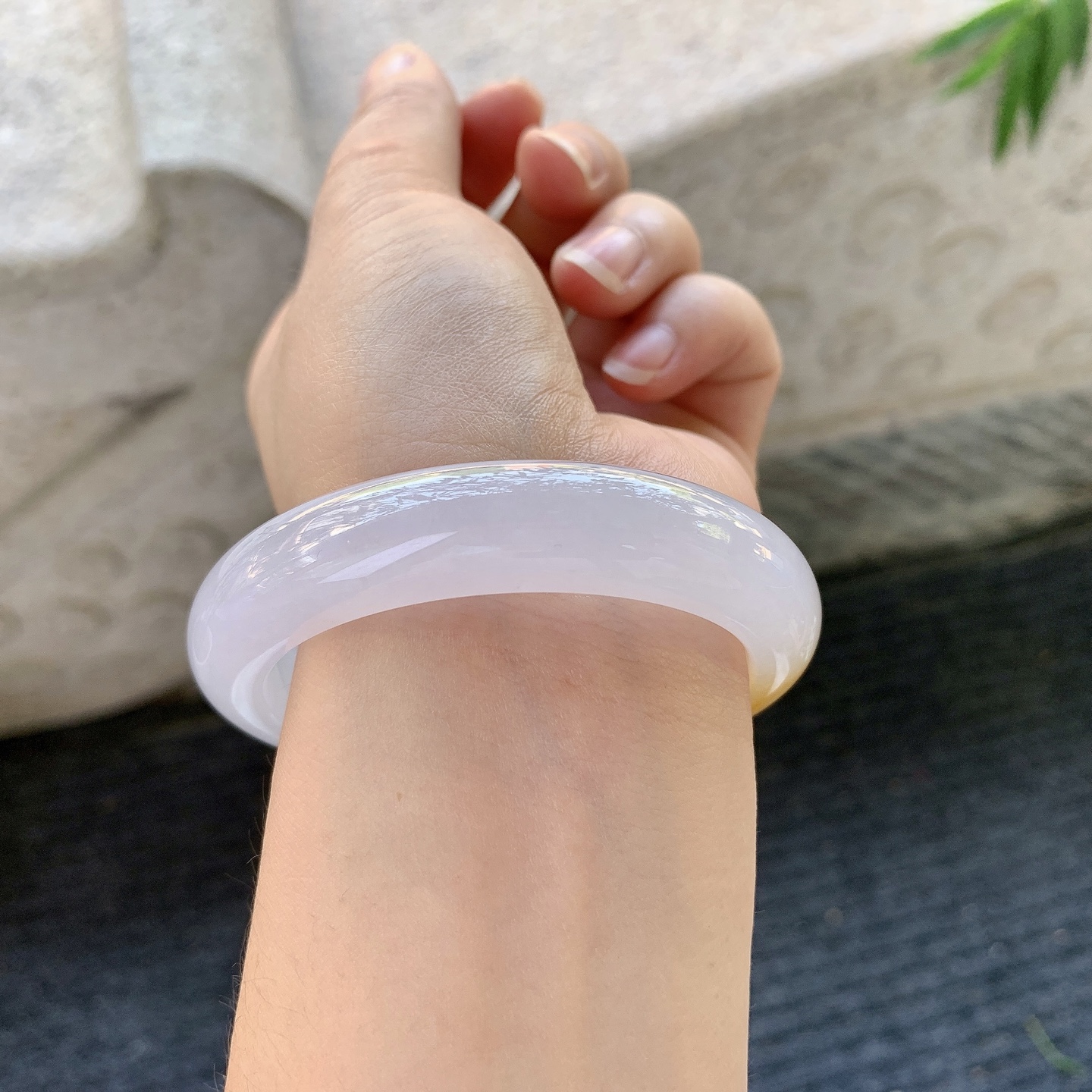 正圈52 53【圈口】53.2/12.3/8.7【】【编码】A1041073【描述】冰糯粉紫飘黄翡，水润，种老，细腻，无纹裂