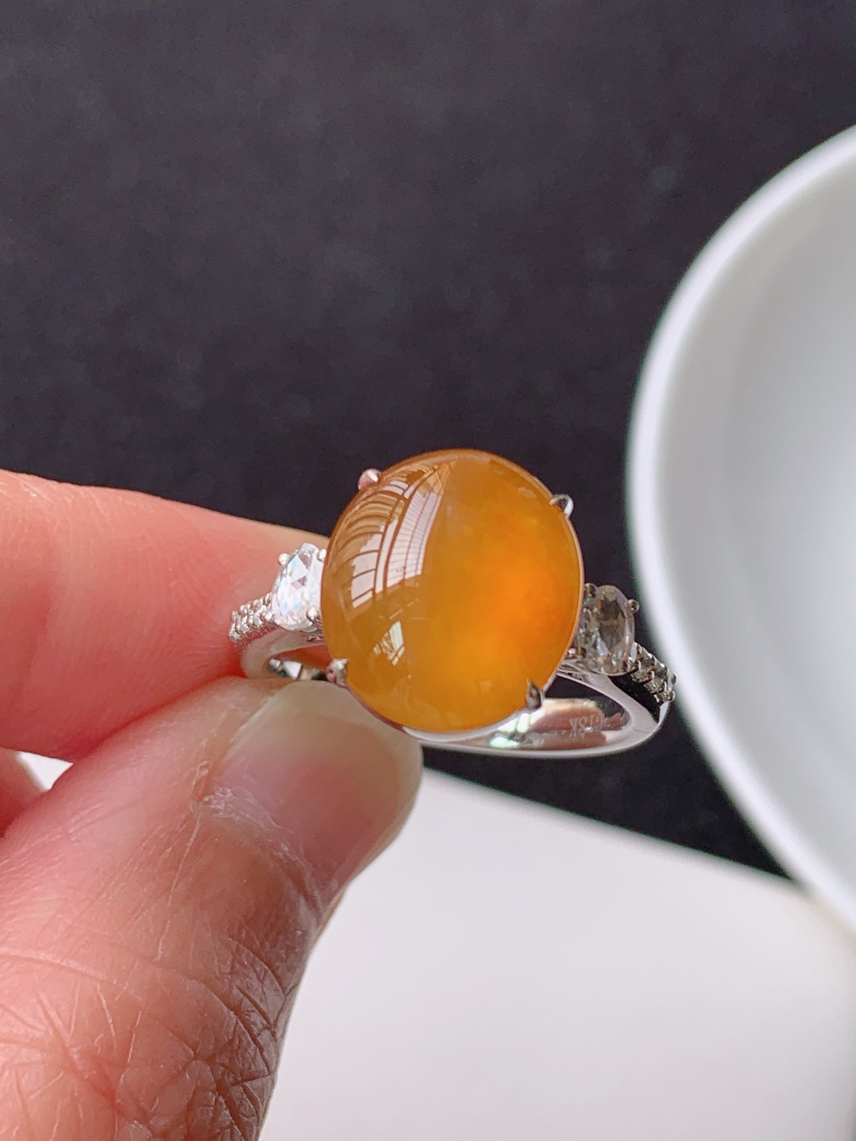 【18k镶嵌冰黄戒指】
裸石尺寸：  12.2/10.7/9.7圈口14