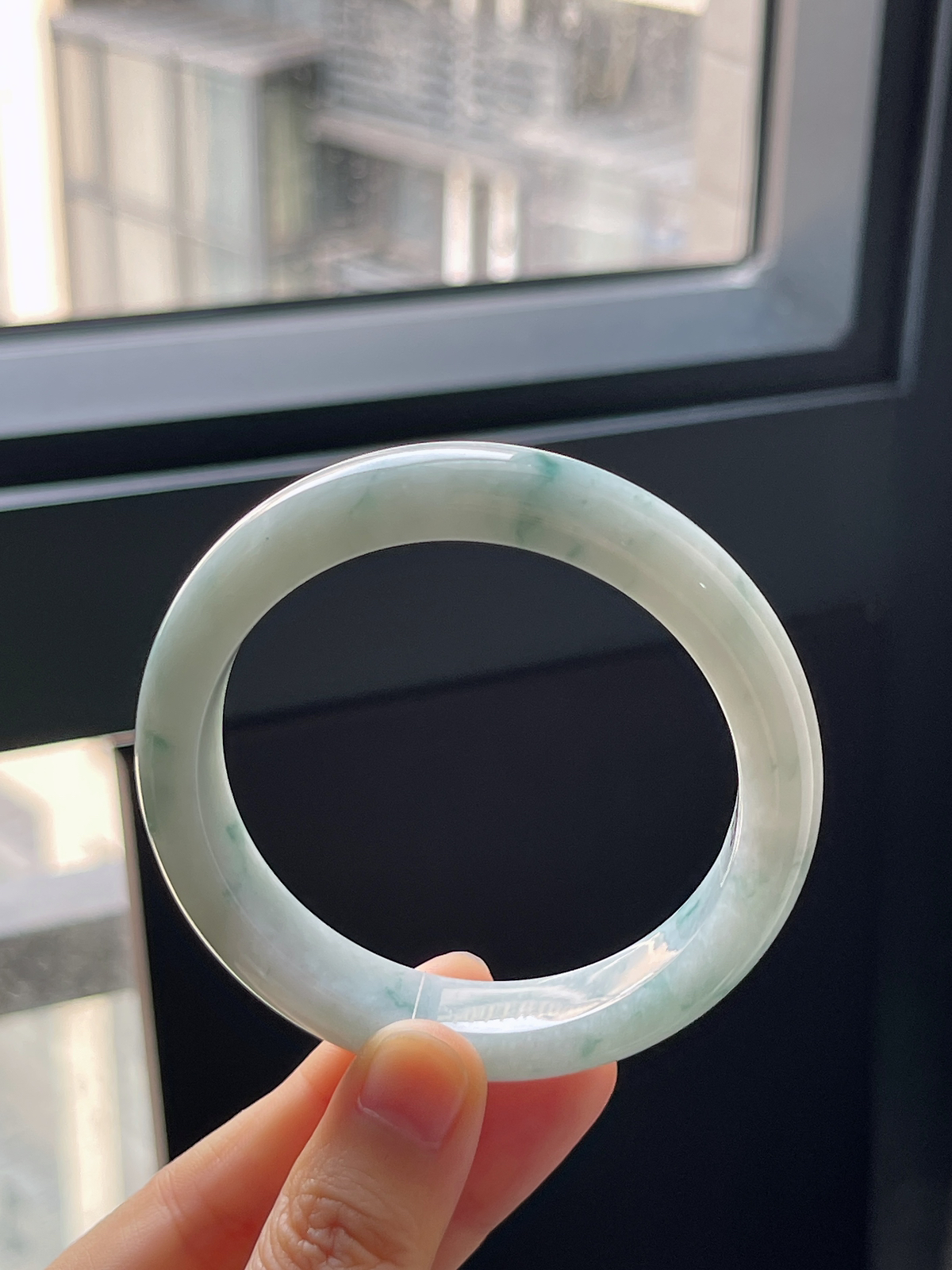 正圈55.8圈口，翡翠糯化种淡蓝色飘花手镯