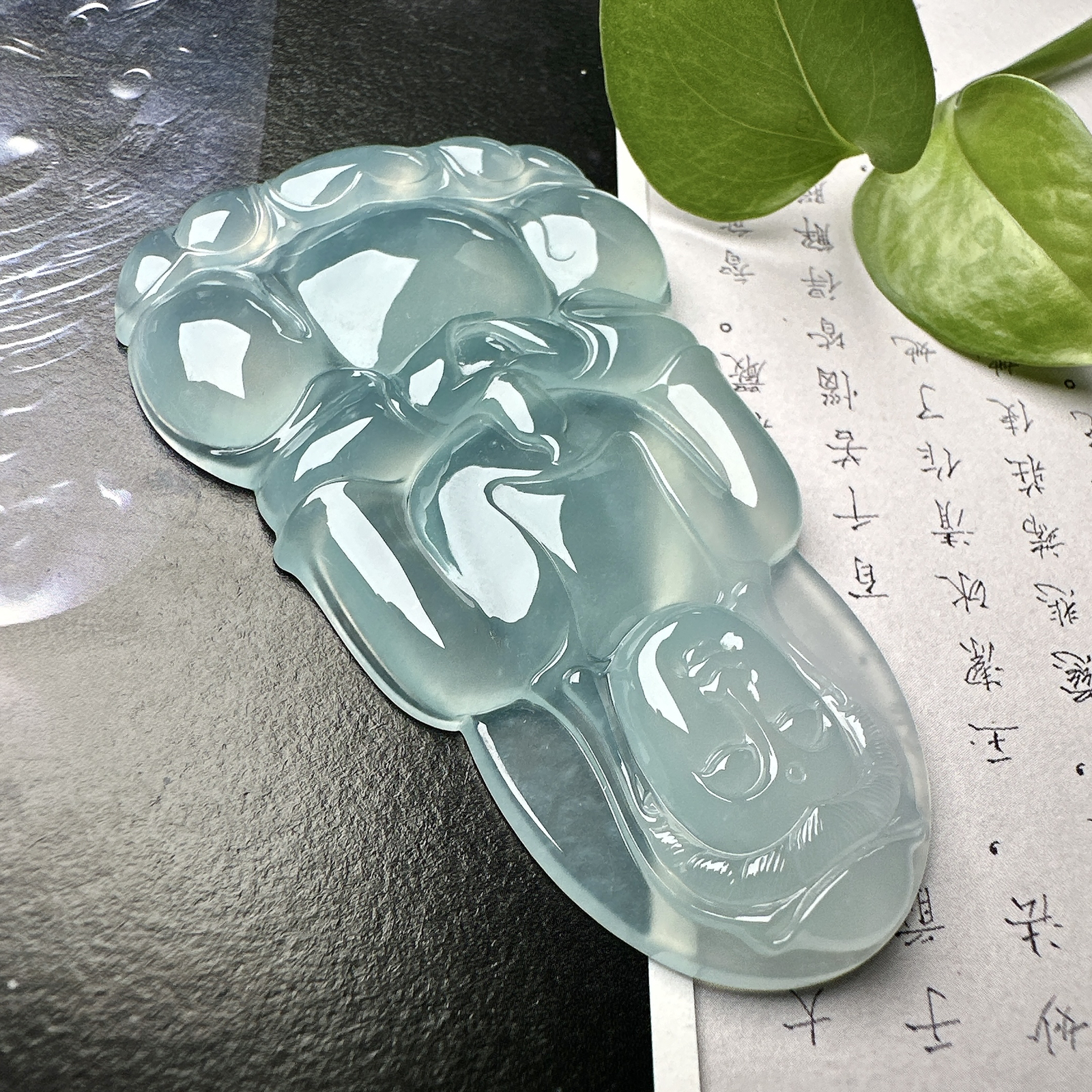 【冰种正装观音】蓝底色泽，质地细腻，通透度上佳，冰感十足，适合佩戴