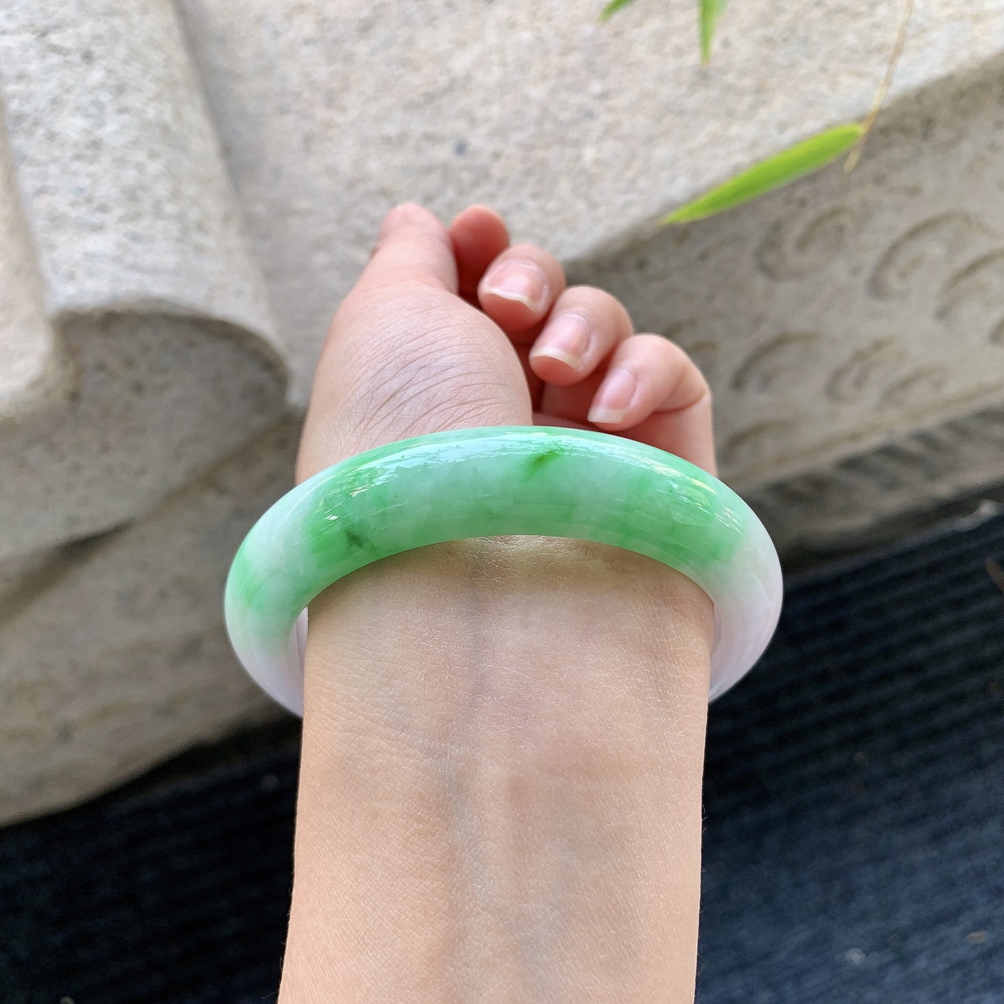 正圈 57 58【圈口】58.4/12.8/9【编码】BA011179【描述】糯冰飘阳绿，水润，种老，细腻，有棉纹线