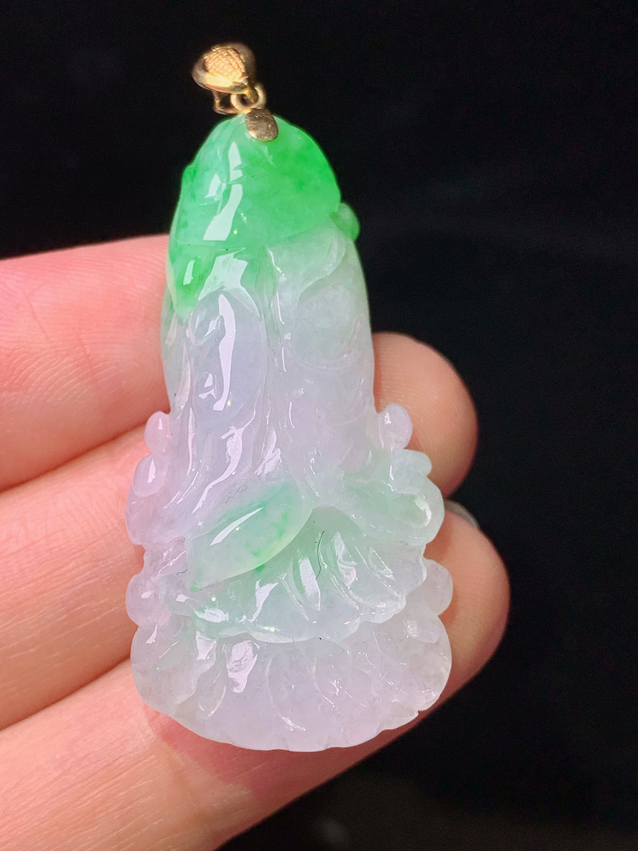 18k金镶嵌飘绿白菜吊坠 玉质细腻 色泽艳丽清新 水润亮眼 整体尺寸46.7*20*10.5a5