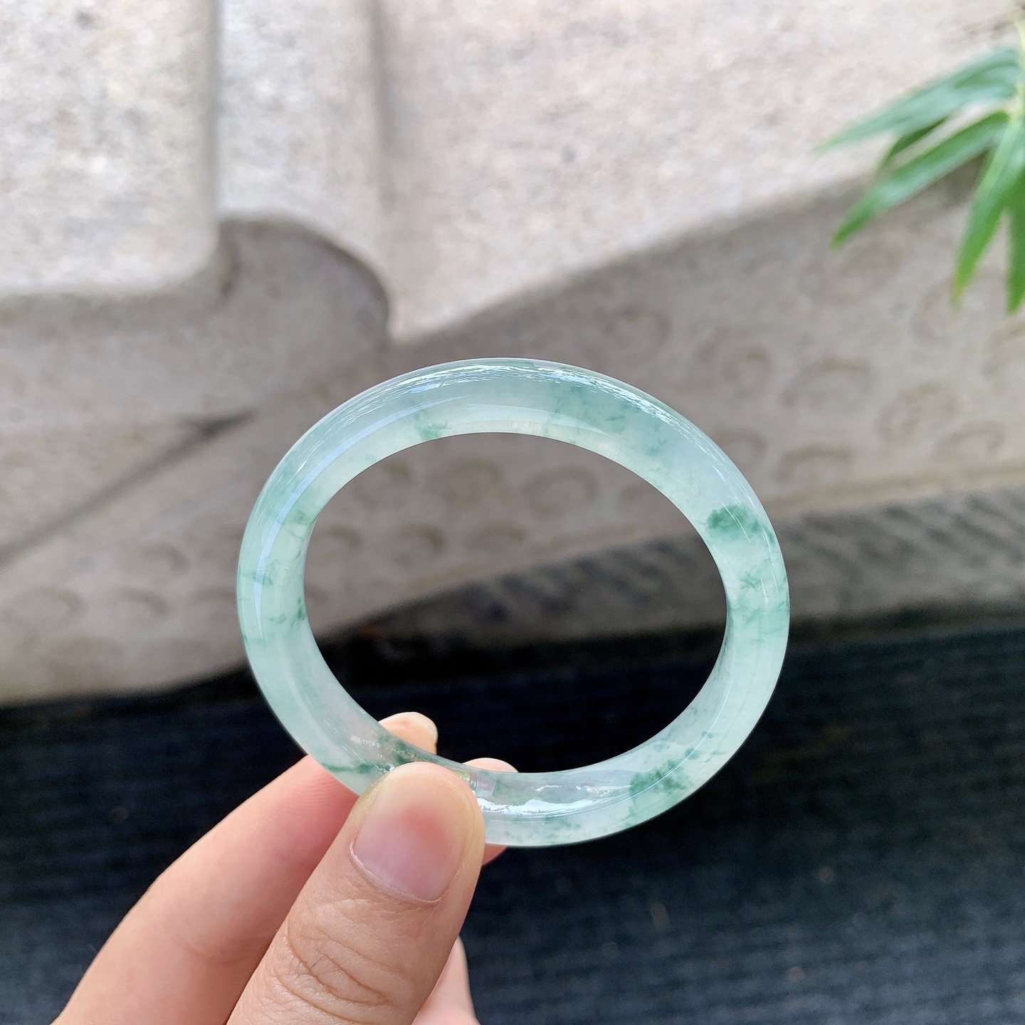 正圈48 49 【圈口】49.3/8.8/6.3 【编码】T1012051 【描述】冰飘花，清透，水润，种老，细腻，打灯有棉纹