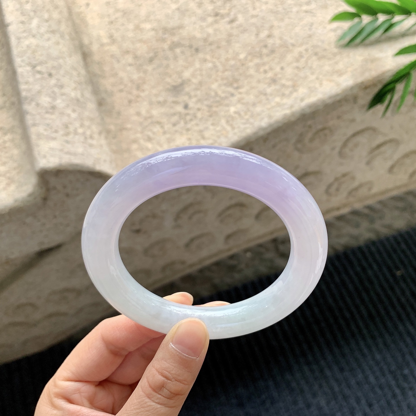 圆条57 58【圈口】58.7/12/11.8【编码】BA040909【描述】糯冰艳紫，水润，种老，细腻，有纹线