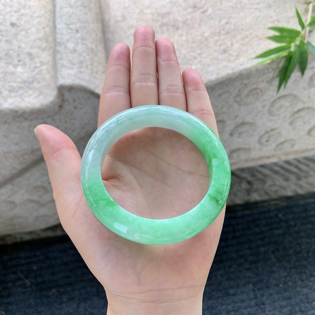 正圈54 55【圈口】55/12/10【编码】YT031568【描述】阳绿，水润，种老，细腻，无纹裂