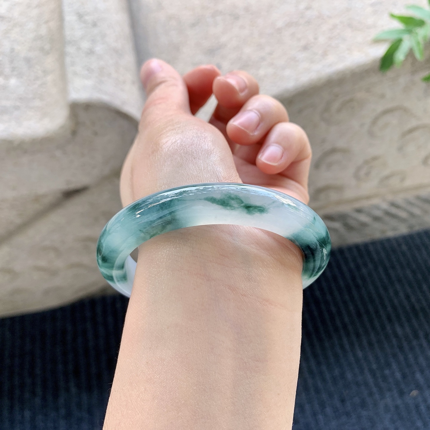 正圈55 56 【圈口】56/10.4/8.8 【编码】BA031360 【描述】冰糯紫罗兰飘花，水润，种老，细腻，打灯有絮线