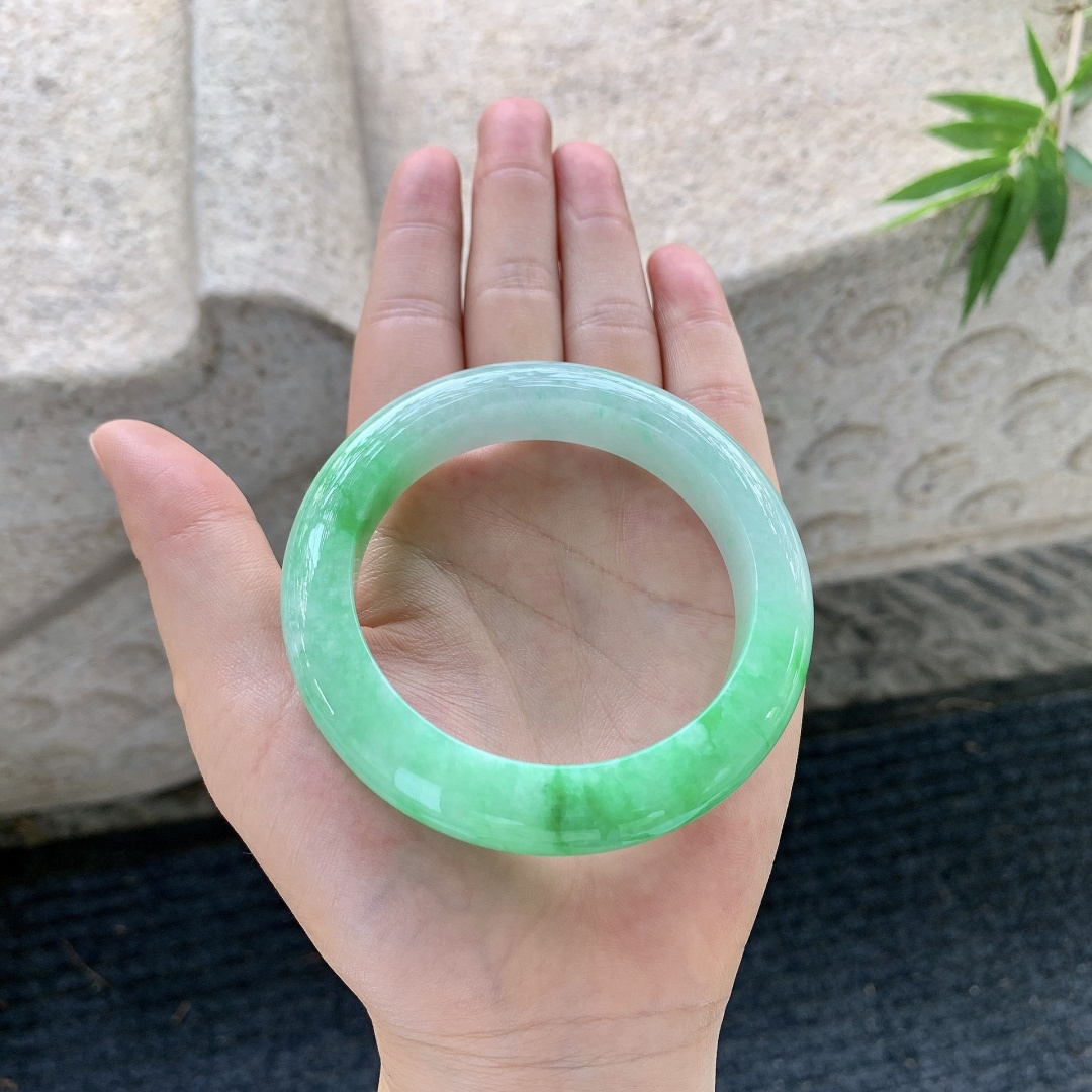 正圈54 55【圈口】55/12/10【编码】YT031568【描述】阳绿，水润，种老，细腻，无纹裂