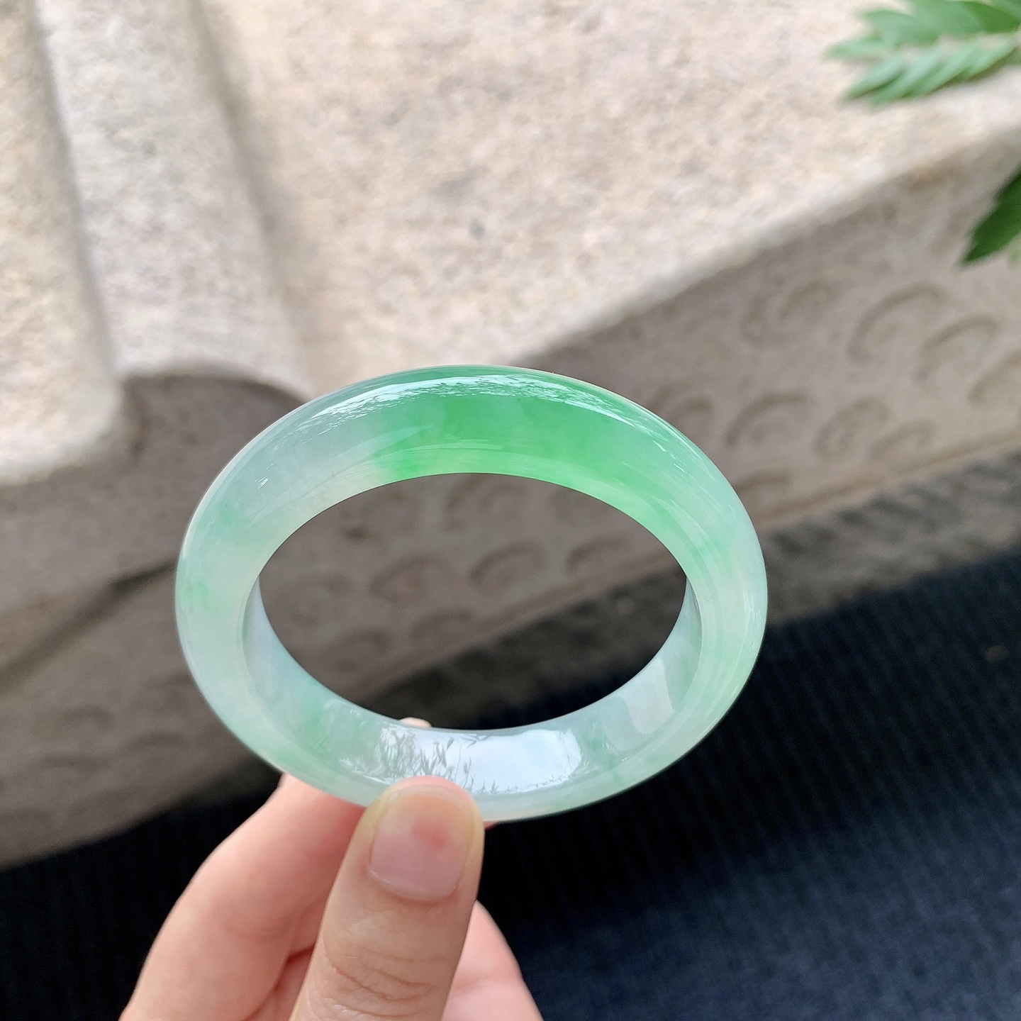 正圈52 53【圈口】53.3/12.3/8.7【编码】GJ040901【描述】冰阳绿，清透，水润，种老，细腻，打灯有棉线