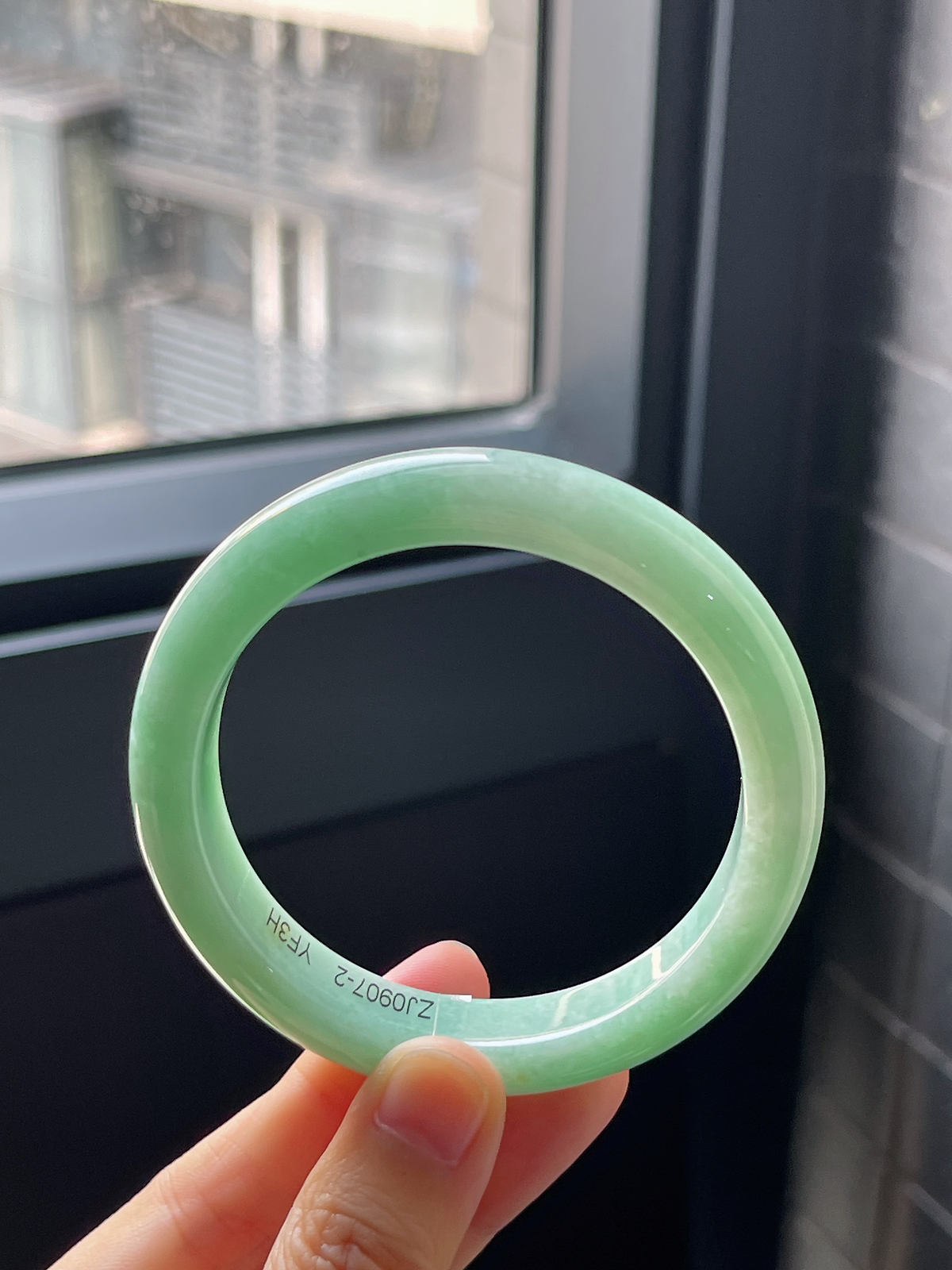 正圈56.2圈口，翡翠糯化种浅绿色手镯