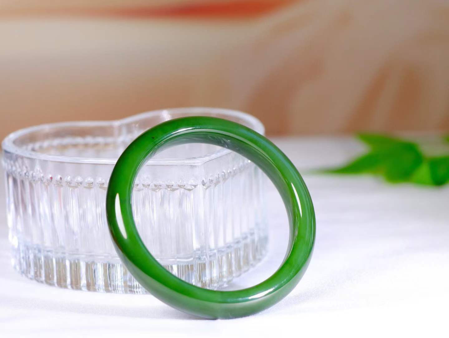 【碧色荡漾】

信誉第一 品质保证️和田玉碧玉菠菜绿手镯，俄料七号矿 红皮老料，玉质温润细腻 