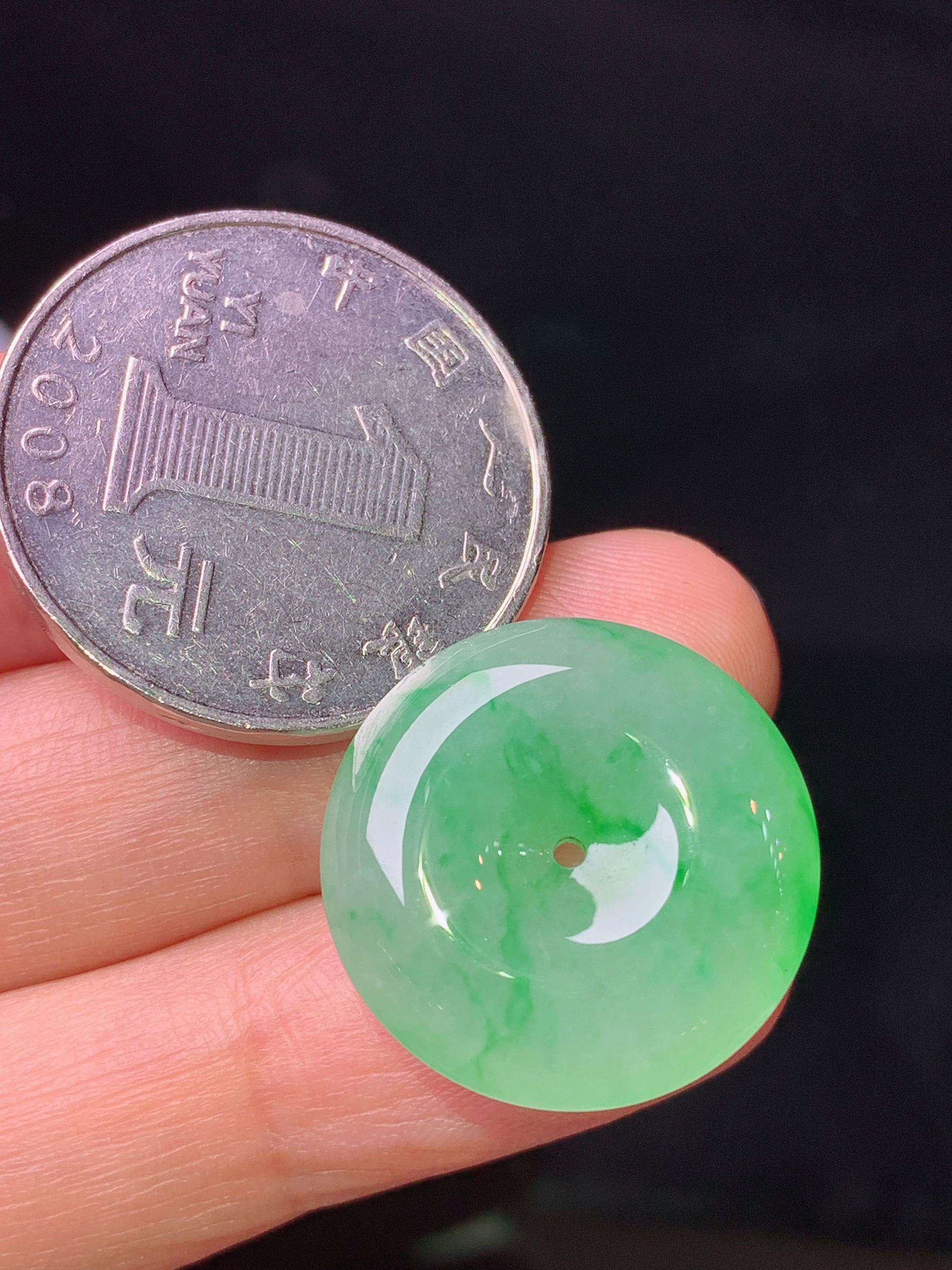 翠绿平安扣吊坠 玉质细腻 色泽艳丽清新 水润亮眼 整体尺寸20.5*6x1