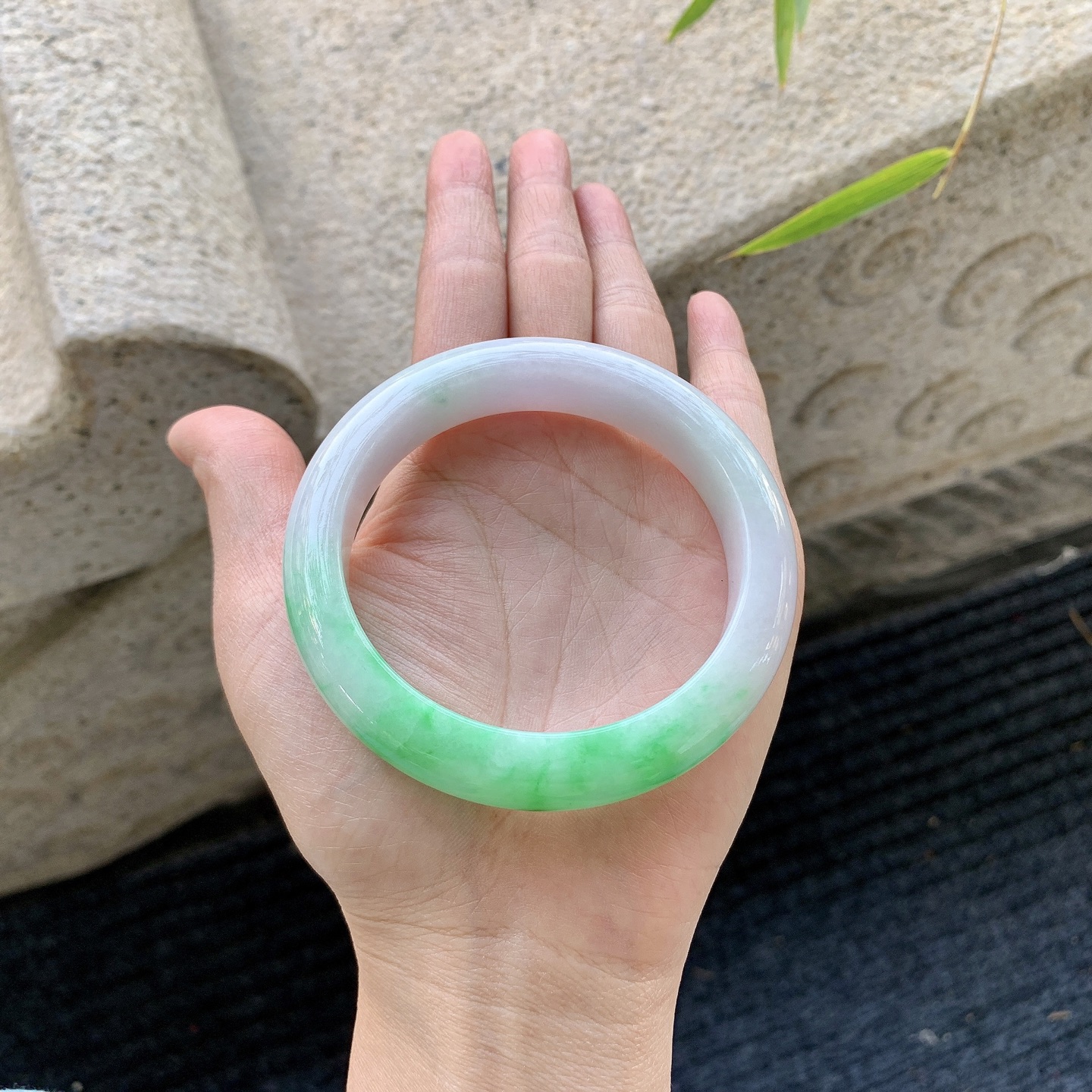 正圈 57 58【圈口】58.4/12.8/9【编码】BA011179【描述】糯冰飘阳绿，水润，种老，细腻，有棉纹线