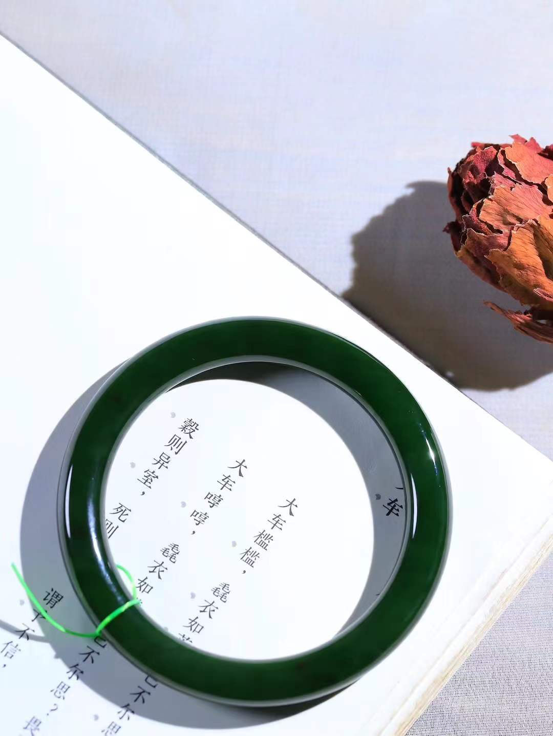 【碧波流转·手镯】

精品和田玉碧玉圆条手镯，玉质细腻温润，手感舒适，️线条流畅，简约大气，美自天成，佩戴于腕间，婉约之美，举手投足间透出那份低调奢华，醉人心扉。 重40.3克 内径圈口56mm尺寸8.7-9mm  FDL-4540833