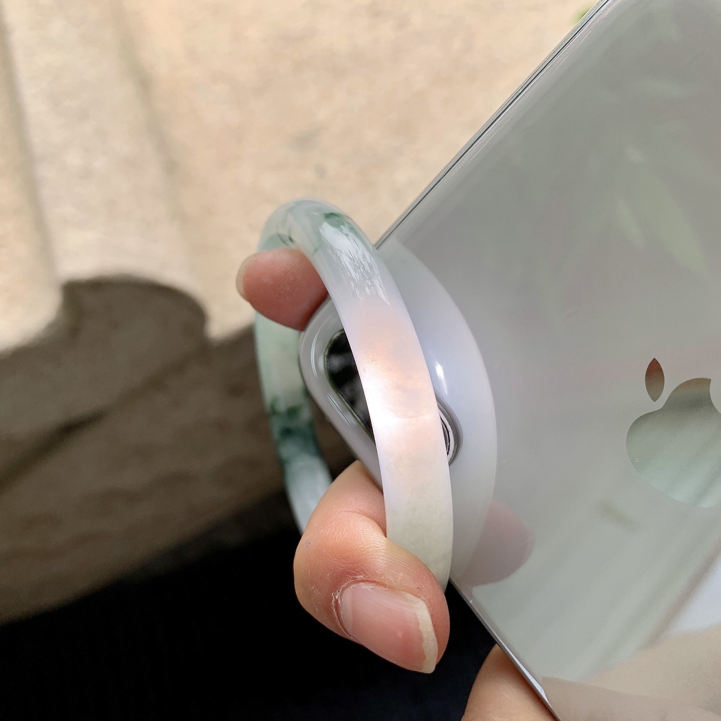 圆条53 54【圈口】54.4/8.6/8.2【编码】GL040994【描述】糯冰飘花，水润，种老，细腻，打灯有棉絮线