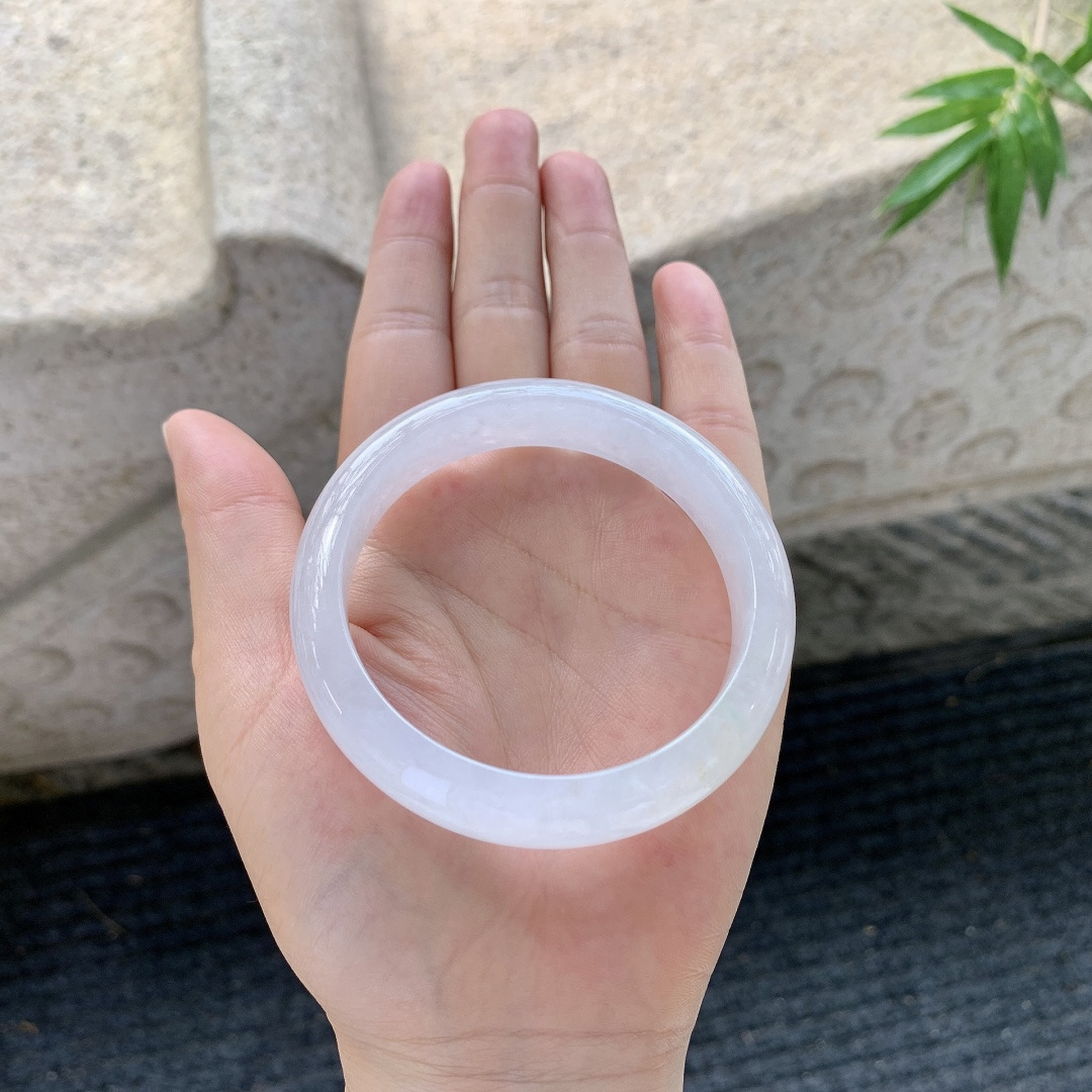 正圈55 56【圈口】55.7/12.5/7.8【编码】Q5031280【描述】飘黄翡飘绿，水润，种老，细腻，打灯有棉线