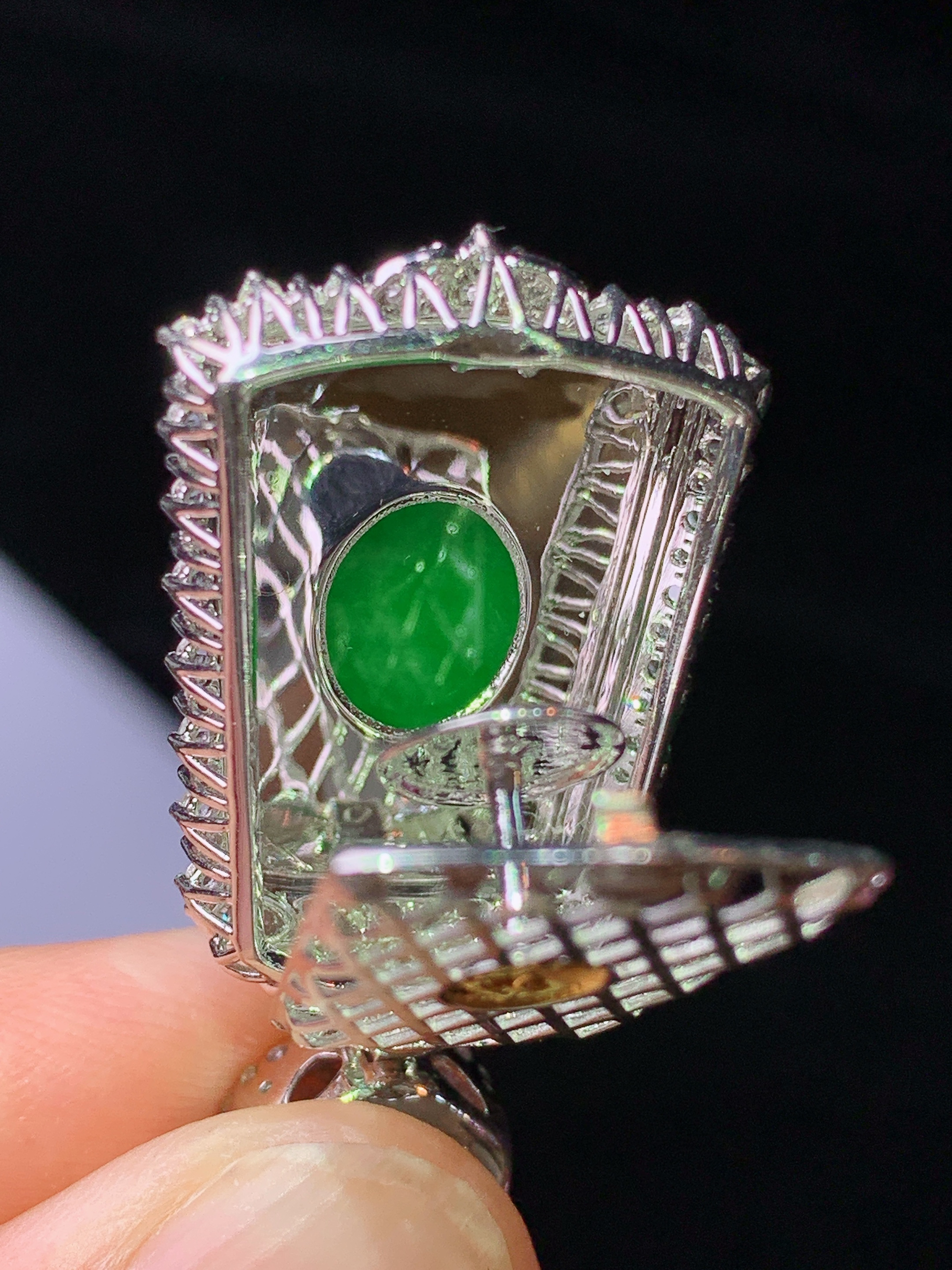 18k金钻镶嵌满绿无事牌吊坠 玉质细腻 色泽艳丽清新 水润亮眼 整体尺寸36.4*19.2*9.2c2