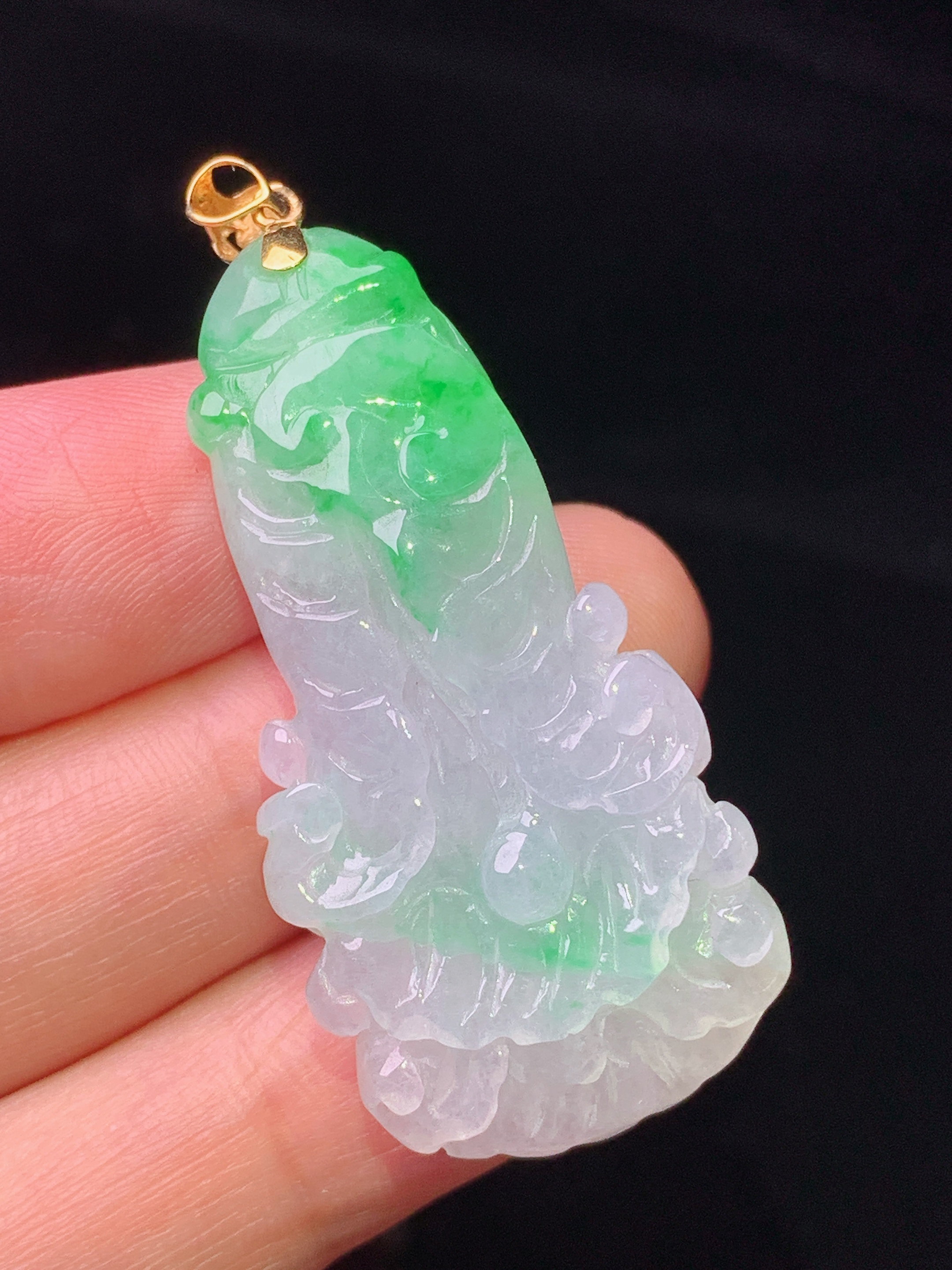 18k金镶嵌飘绿白菜吊坠 玉质细腻 色泽艳丽清新 水润亮眼 整体尺寸46.7*20*10.5a5
