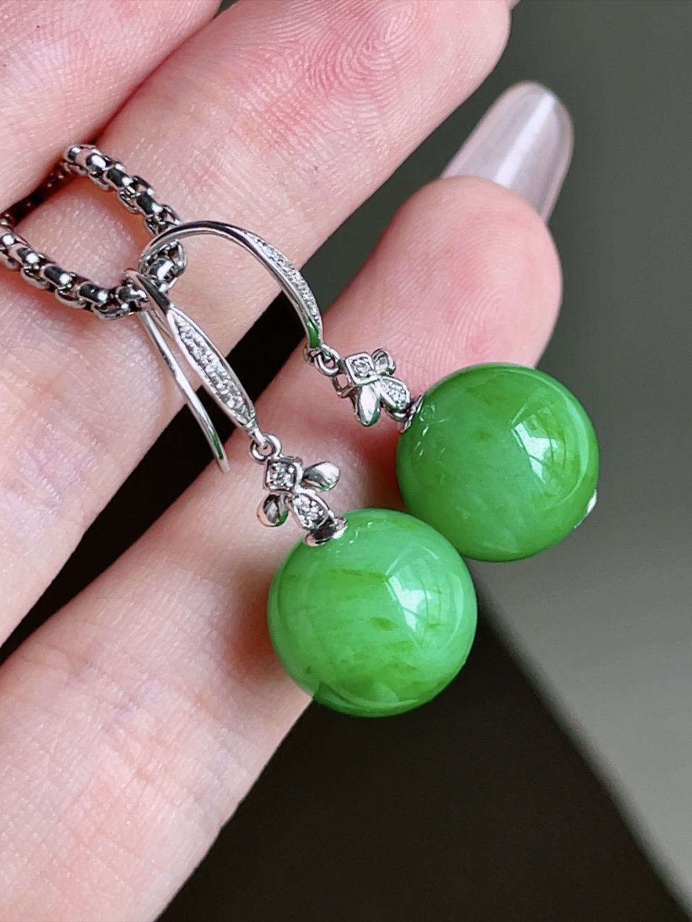 ️ 满绿珠子耳坠 
色泽鲜艳 珠圆玉润 18k金镶嵌
尺寸 30.5/12