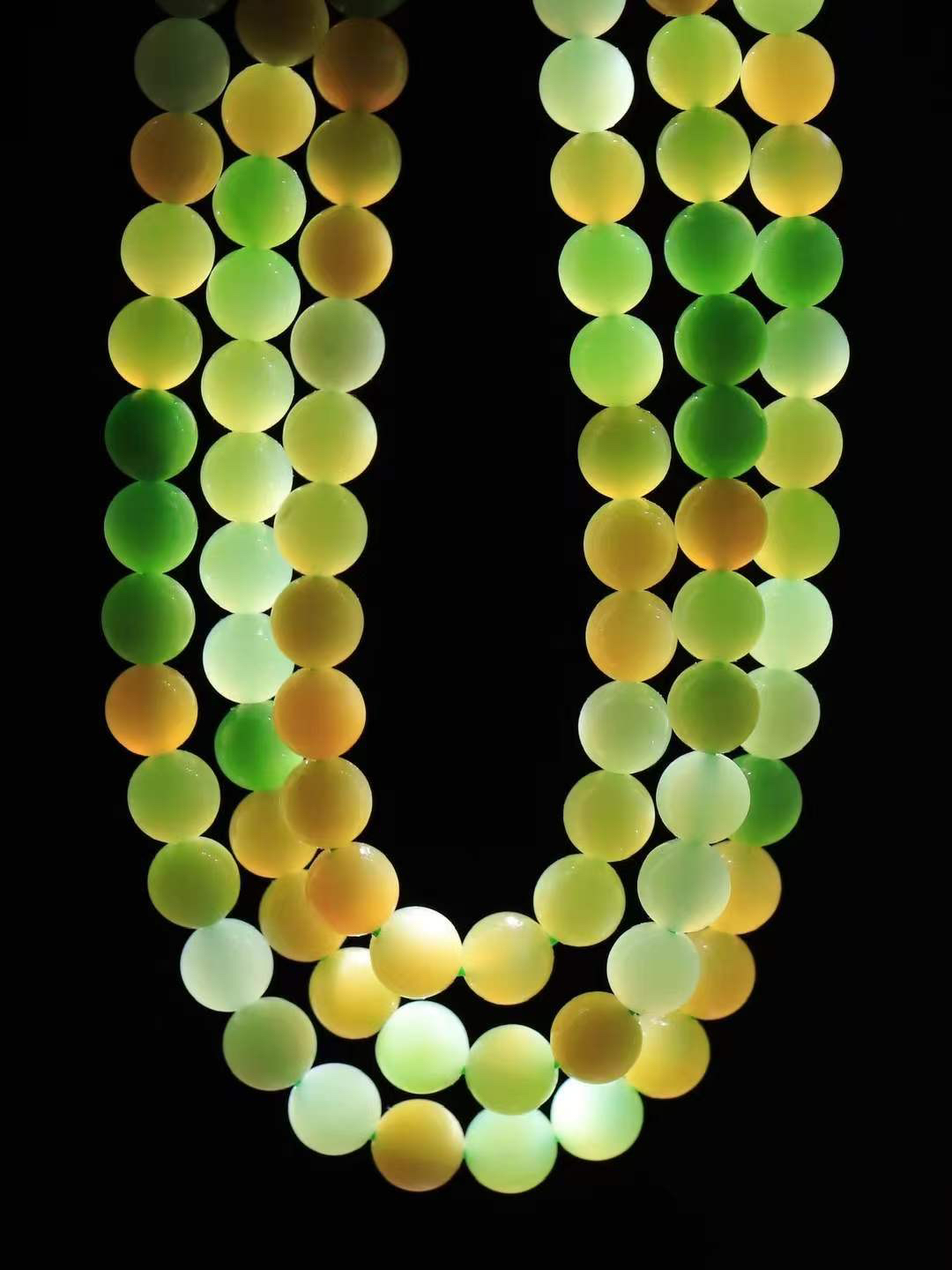 【珠圆玉润.挂链】

精品和田玉珠圆玉润碧玉猫眼唐三彩挂链 玉质温润细腻 油性十足 佩戴舒适。珠珠落玉盘，间关莺语花底滑，一生美好时光，无论身在何处，都有它相伴相守。事事顺遂，幸福美满，吉祥如意。重35.6克 尺寸取一5.9mm 4540833A