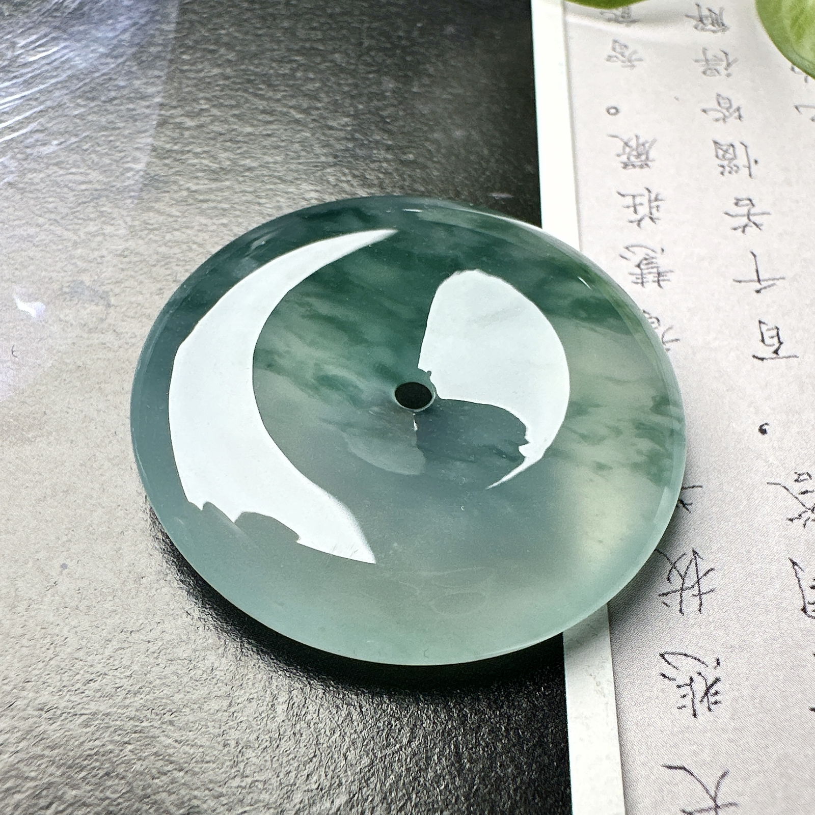 【冰种飘花平安扣】质地非常细腻干净，冰润十足，种老冰透，收藏品质