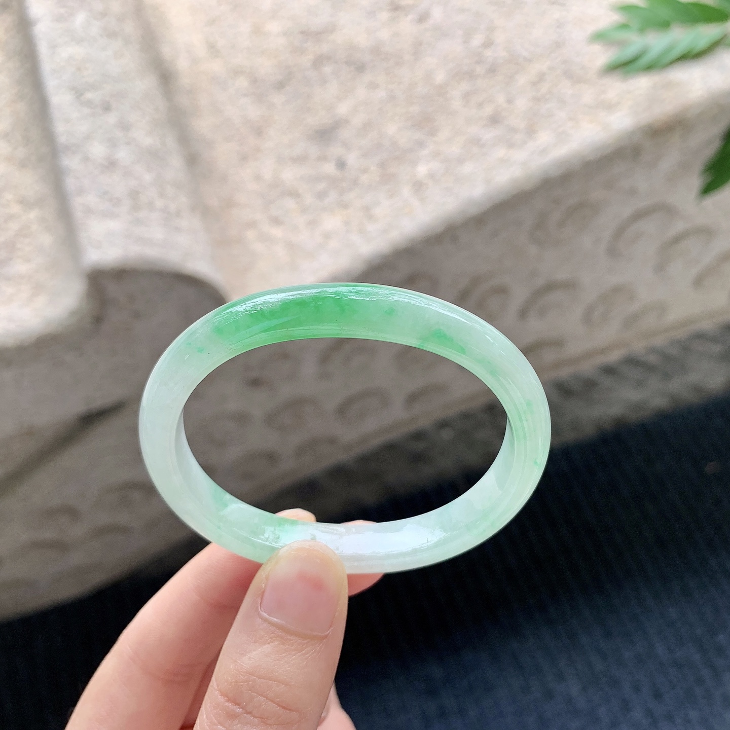 贵妃51 52【圈口】52.2/44/8.7/6.2【编码】GL040946【描述】糯冰种飘绿，水润，种老，细腻，打灯有纹线