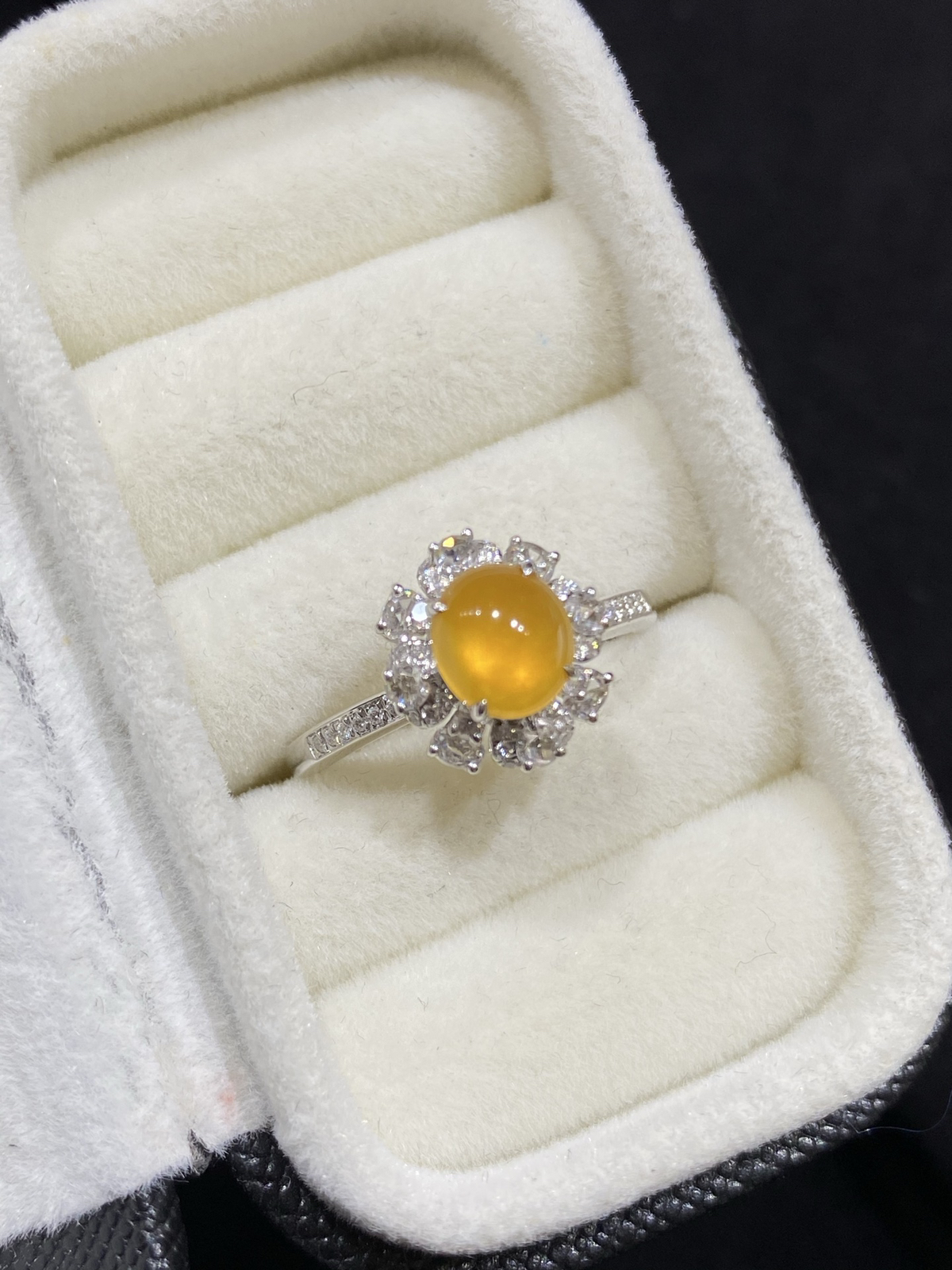 冰玻 黄翡 蛋面 戒指 18k

整体尺寸10.8-10-9.7