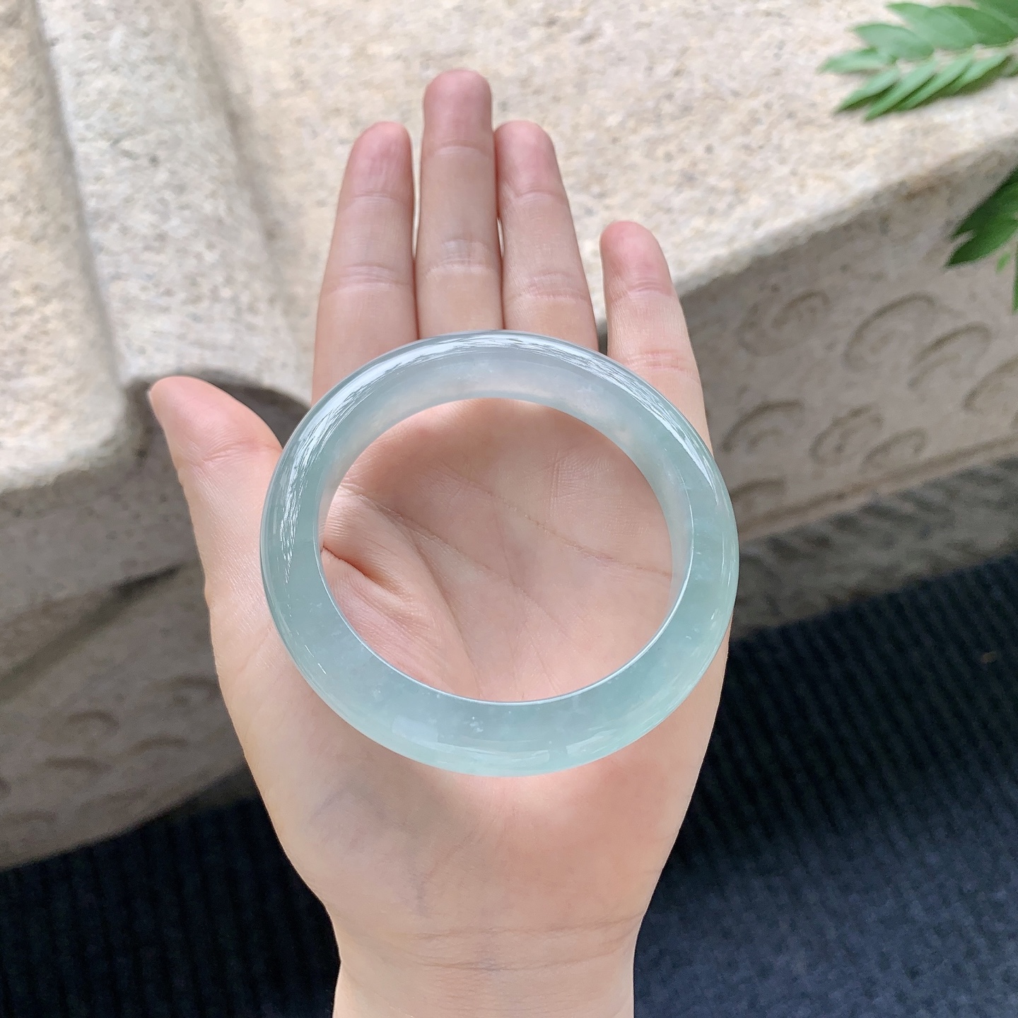 正圈53 54【圈口】54.2/12.2/8.8【编码】C5040939【描述】冰糯晴绿，清透，水润，种老，细腻，打灯有絮线