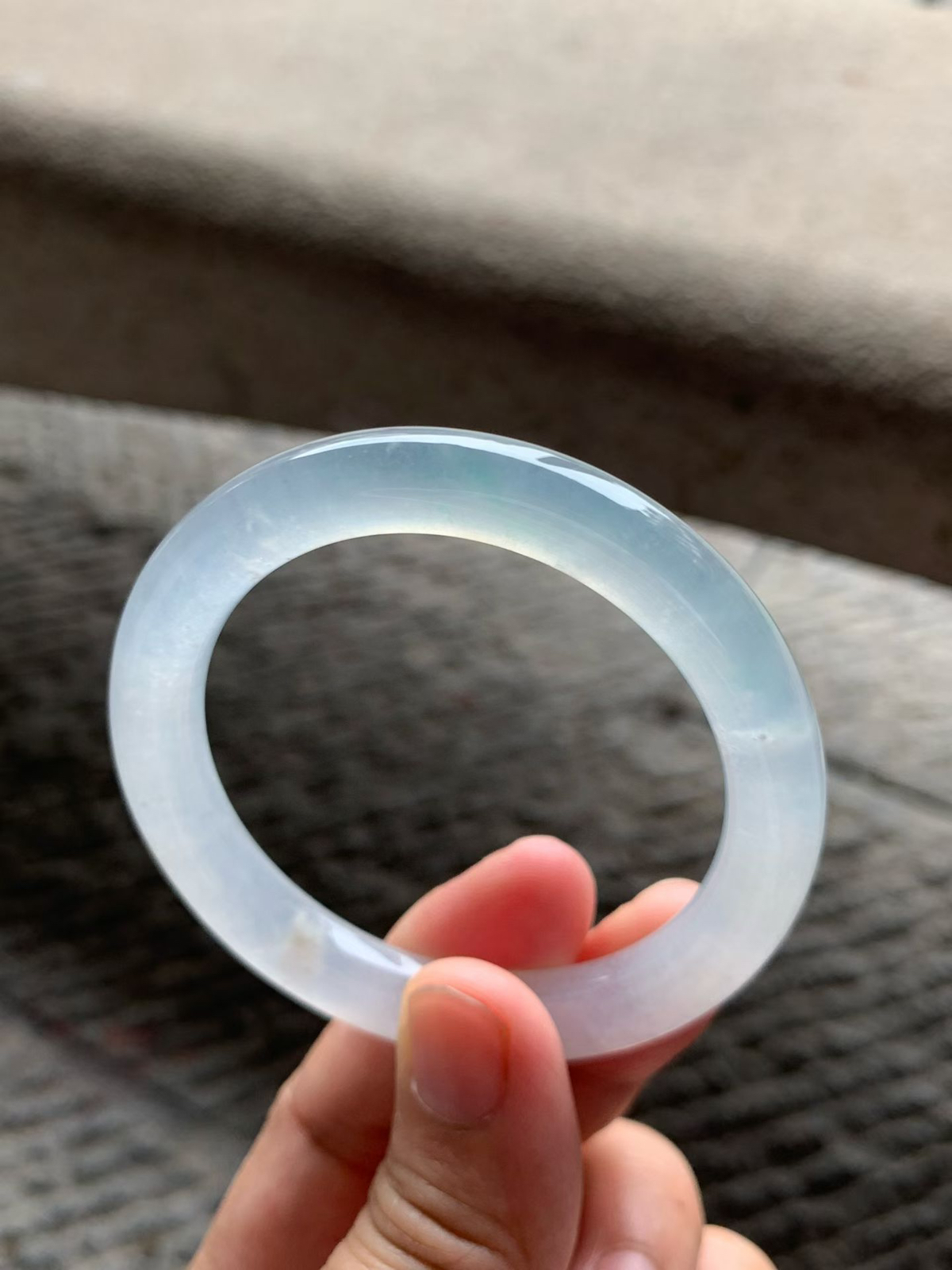 冰飘绿丝圆条手镯尺寸52*9*9 老种，通体清透，胶感十足，泛荧光，一缕绿丝灵气清新，简约却点晴！