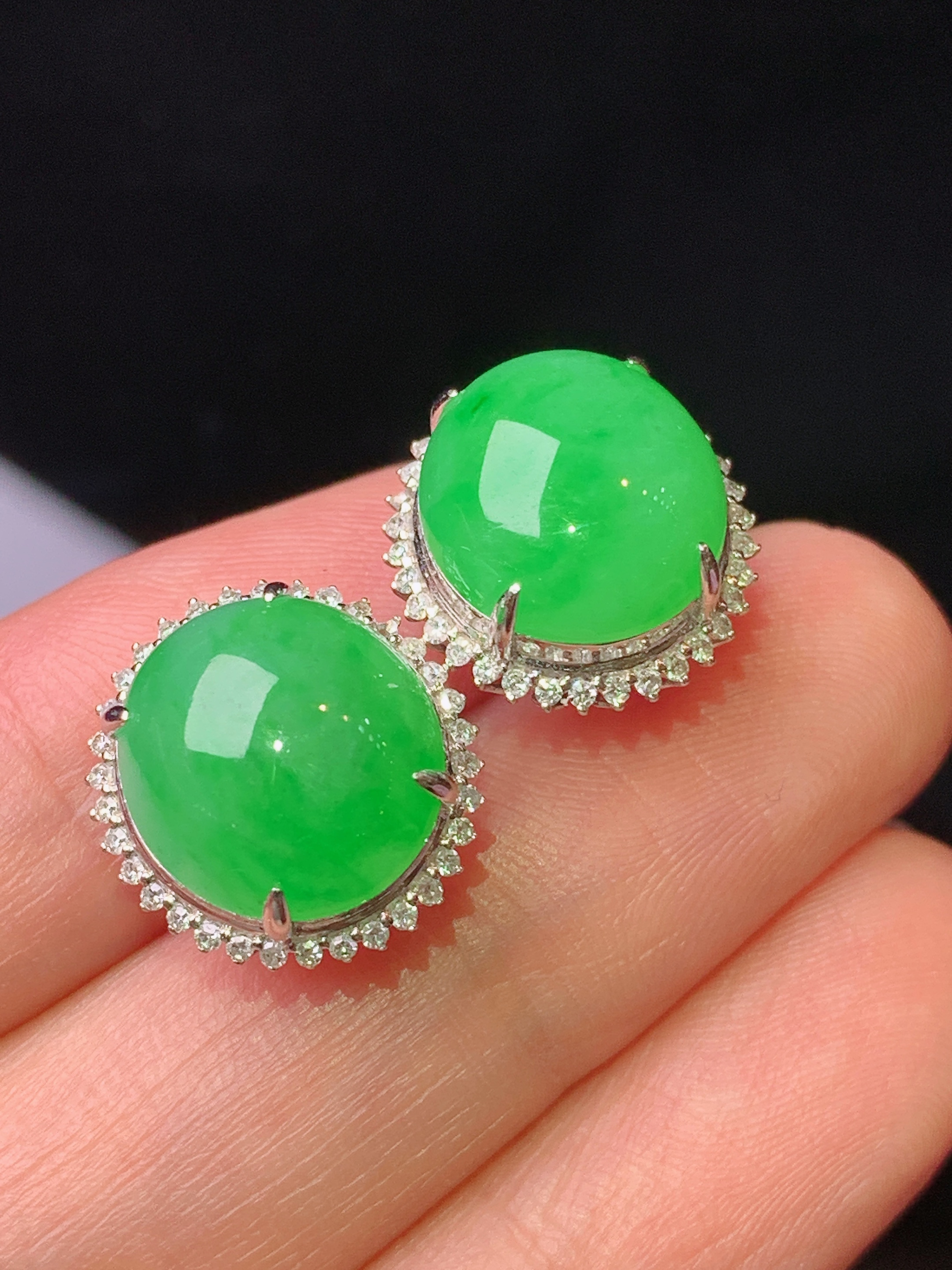 18k金钻镶嵌翠绿蛋面耳钉 玉质细腻 色泽艳丽清新 水润亮眼 整体尺寸14.3*13.5*8.5L2