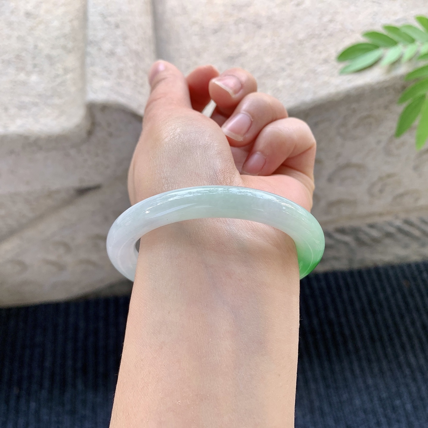 圆条51 52 【圈口】52.2/8.8/9 【编码】FL031260 【描述】飘绿，水润，种老，细腻，打灯有絮线