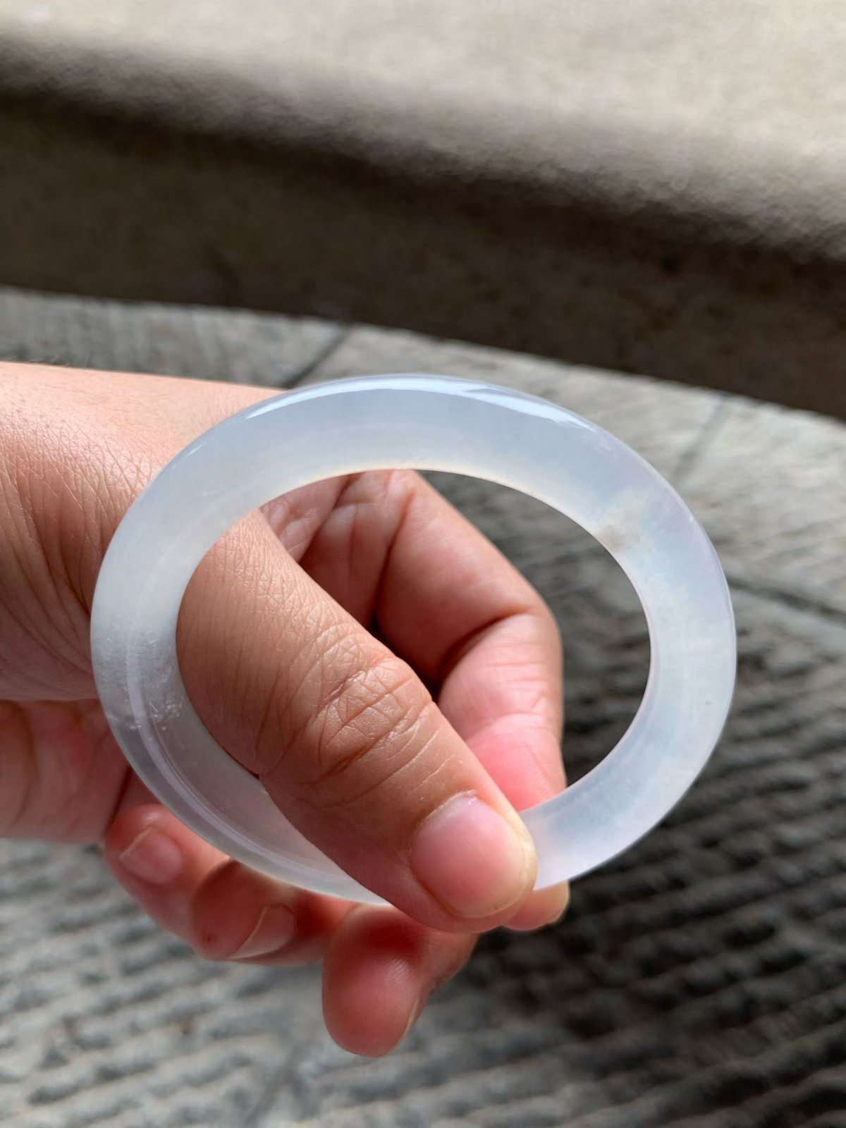 冰飘绿丝圆条手镯尺寸52*9*9 老种，通体清透，胶感十足，泛荧光，一缕绿丝灵气清新，简约却点晴！