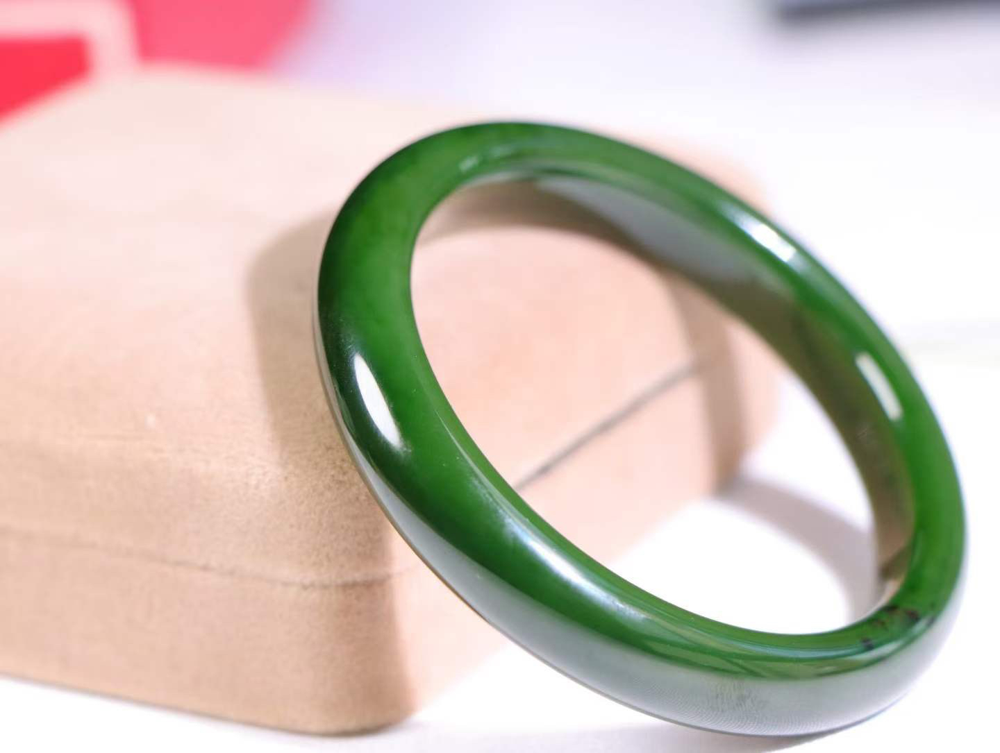 【碧色荡漾】

信誉第一 品质保证️和田玉碧玉菠菜绿手镯，俄料七号矿 红皮老料，玉质温润细腻 油性十足，色泽匀称，️款式精美时尚，佩戴美观惹眼，美自天成，婉约之美，举手投足间透出那份低调奢华。

重47克 圈口56.2mm尺寸56.2-11.6-8.5mm O18823207130