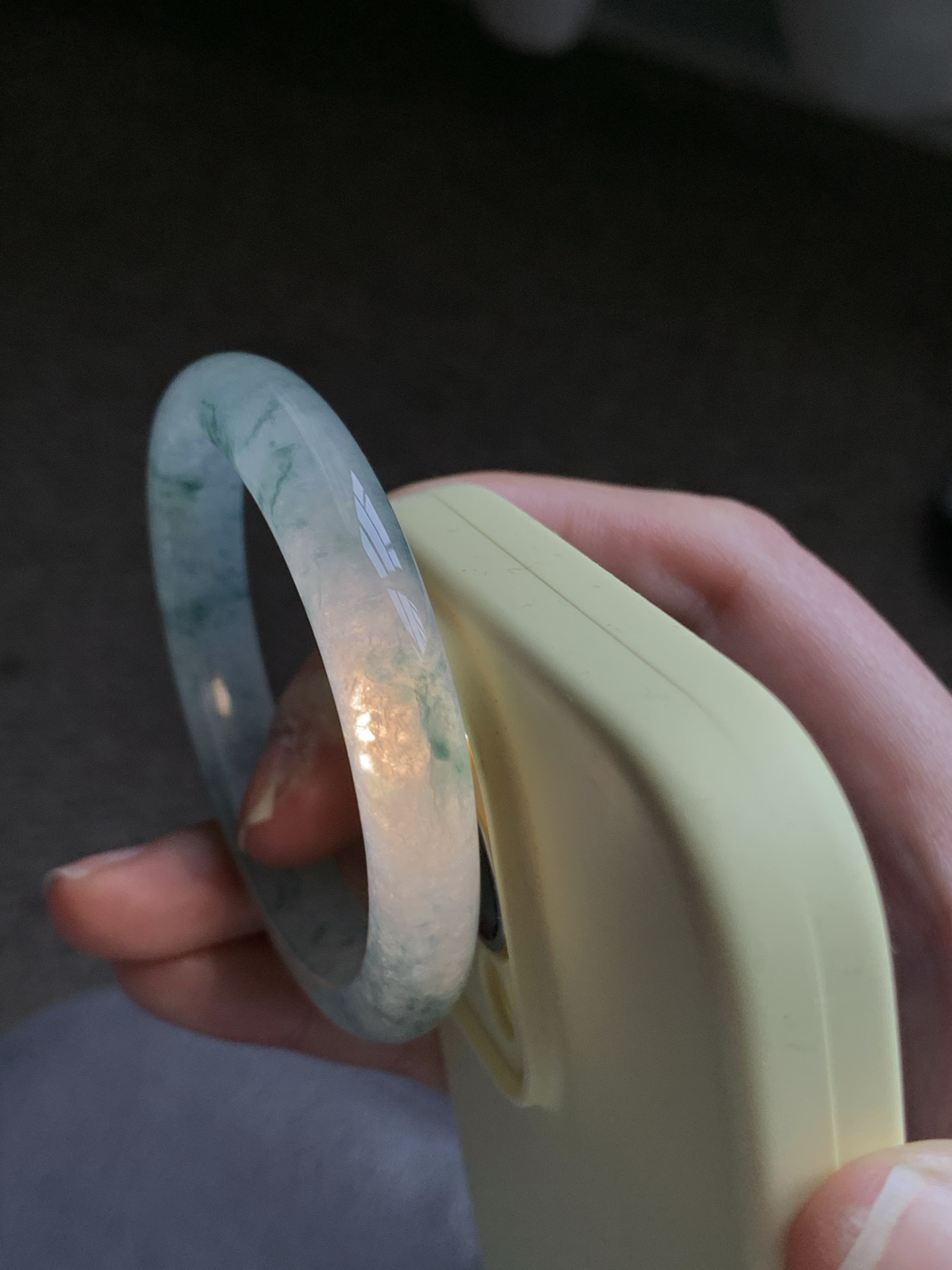 正圈48 49 【圈口】49.3/8.8/6.3 【编码】T1012051 【描述】冰飘花，清透，水润，种老，细腻，打灯有棉纹