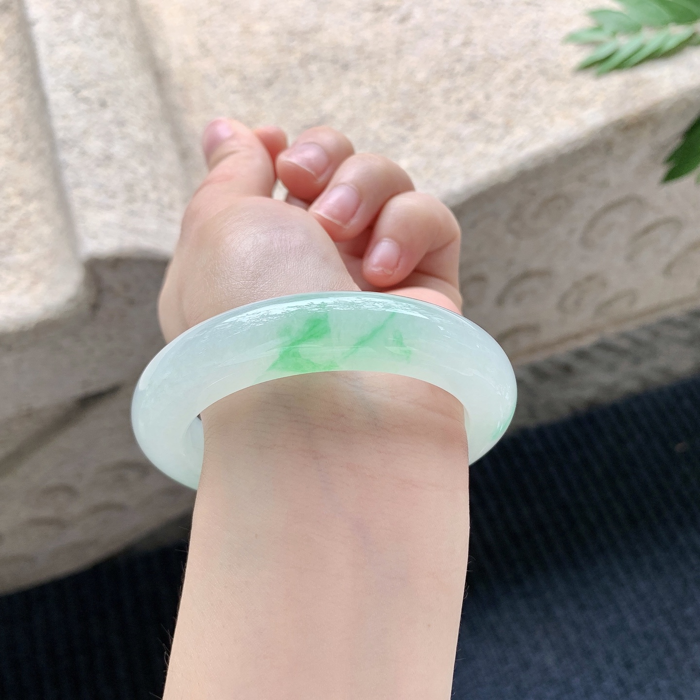 正圈54 55 【圈口】54.4/12.5/10.6 【编码】A3040935 【描述】糯冰飘绿阳绿，水润，种老，细腻，无纹裂