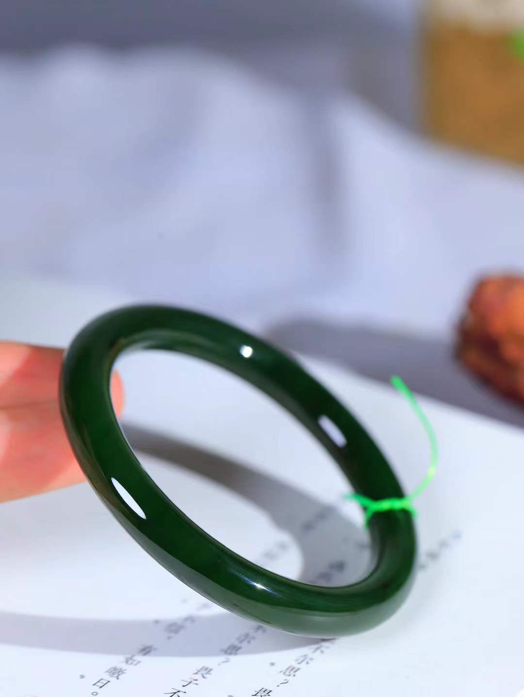 【碧波流转·手镯】

精品和田玉碧玉圆条手镯，玉质细腻温润，手感舒适，️线条流畅，简约大气，美自天成，佩戴于腕间，婉约之美，举手投足间透出那份低调奢华，醉人心扉。 重40.3克 内径圈口56mm尺寸8.7-9mm  FDL-4540833