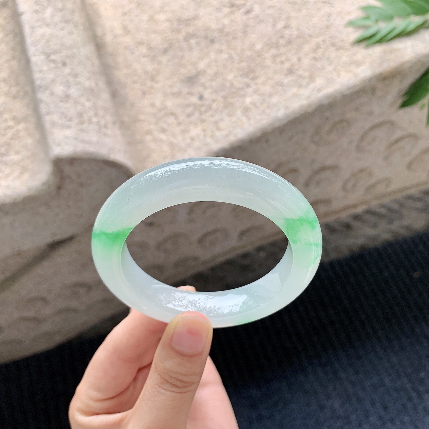 正圈54 55 【圈口】54.4/12.5/10.6 【编码】A3040935 【描述】糯冰飘绿阳绿，水润，种老，细腻，无纹裂