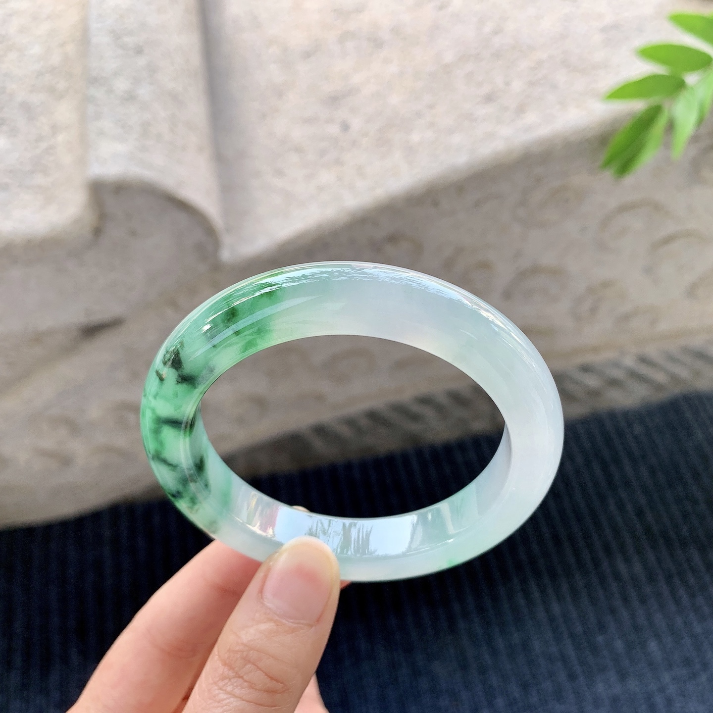 正圈54 55【圈口】55.7/11.2/9.7【编码】DW040966【描述】冰糯绿花，清透，水润，种老，细腻，打灯有棉线