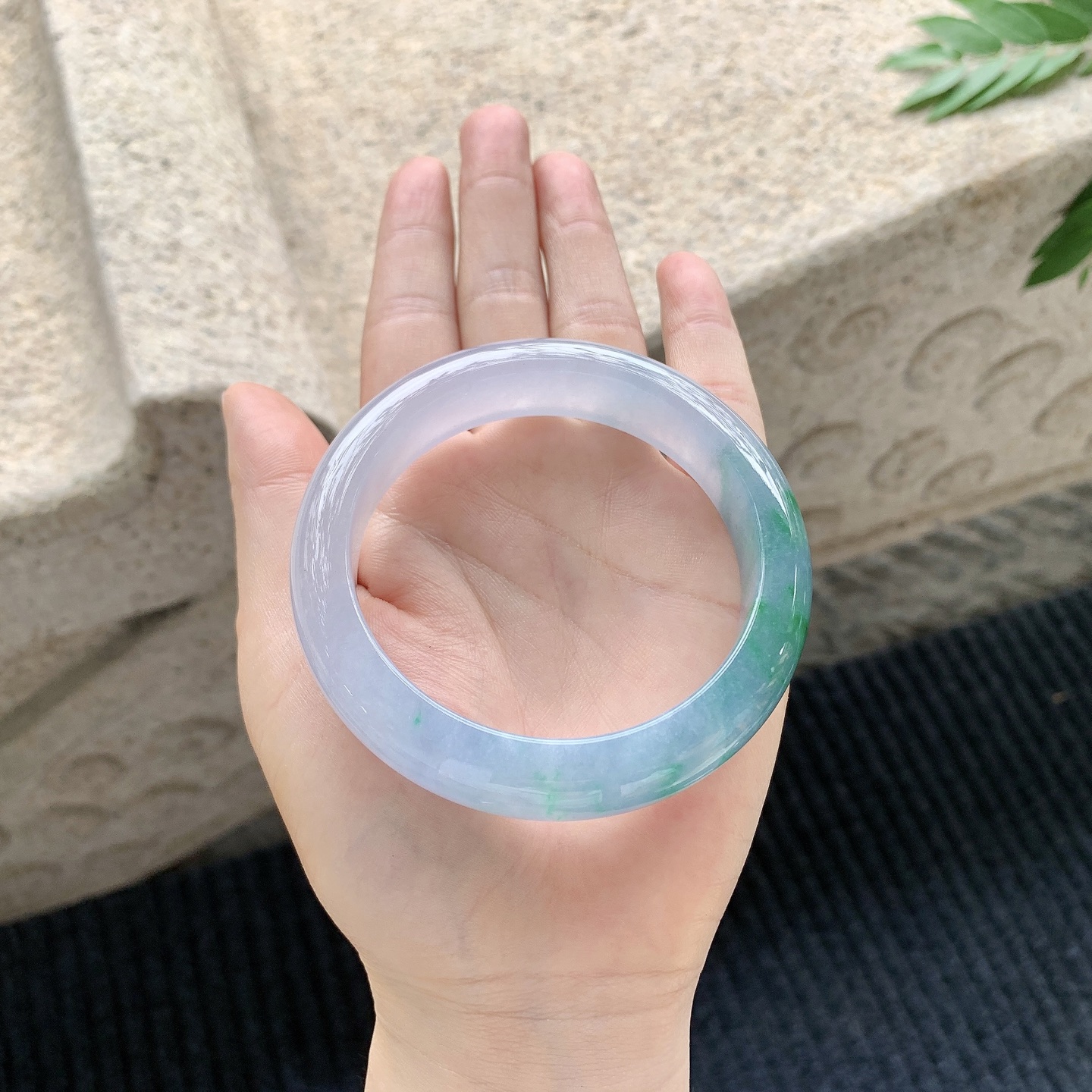 正圈57 58 【圈口】58.5/13.6/9.3 【编码】N2040929 【描述】糯冰椿彩，水润，种老，细腻，无纹裂