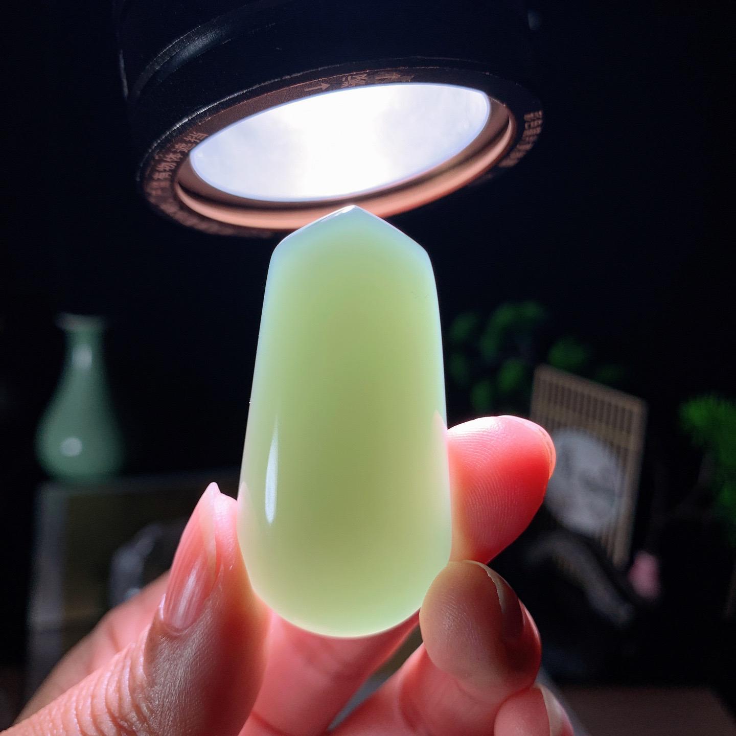 和田玉粉青荧光俄罗斯碧玉平安无事牌挂件 尺寸49/25/9重19克 玉质细腻油润 底色纯净 脂粉好，品质好。lt260407