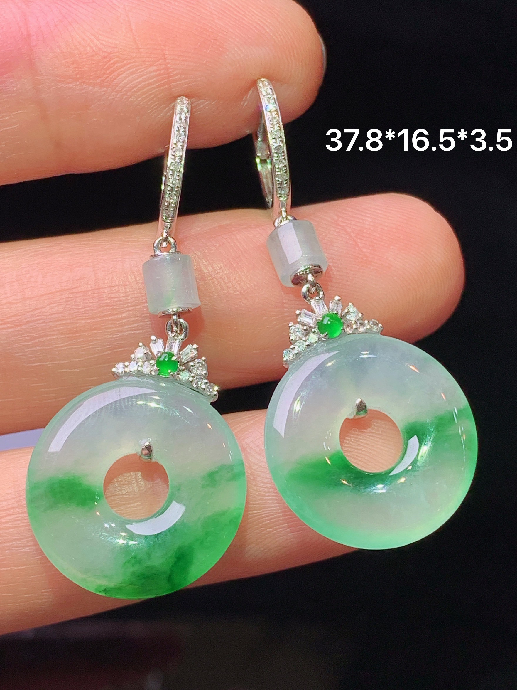 18k金钻镶嵌飘绿平安环吊坠 玉质细腻 色泽艳丽清新 水润亮眼 整体尺寸37.8*16.5*3.5c5